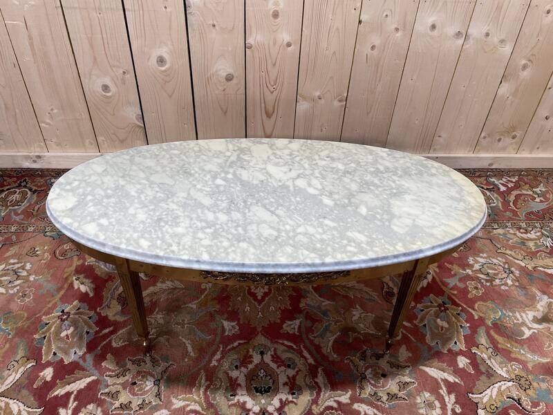 Table basse ovale de style Louis XVIen laiton et marbre