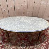 Table basse ovale de style Louis XVIen laiton et marbre