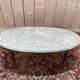 Table basse ovale de style Louis XVIen laiton et marbre
