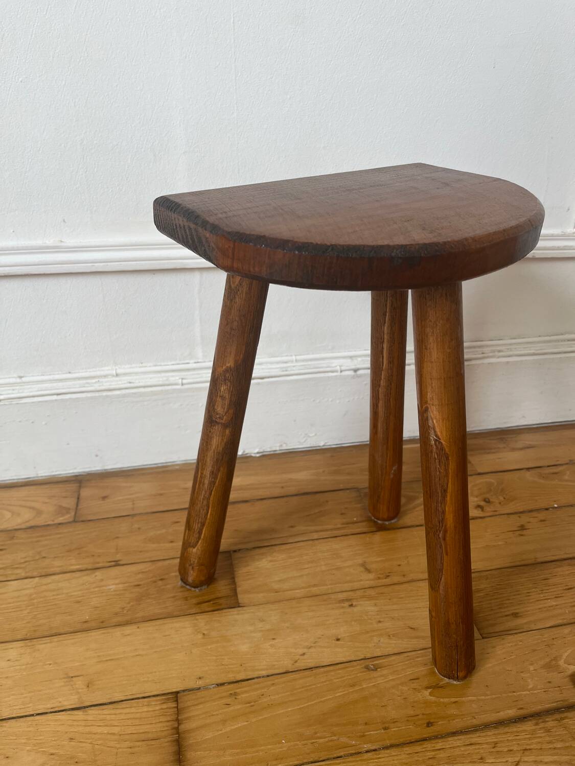 Tabouret tripode demi-lune