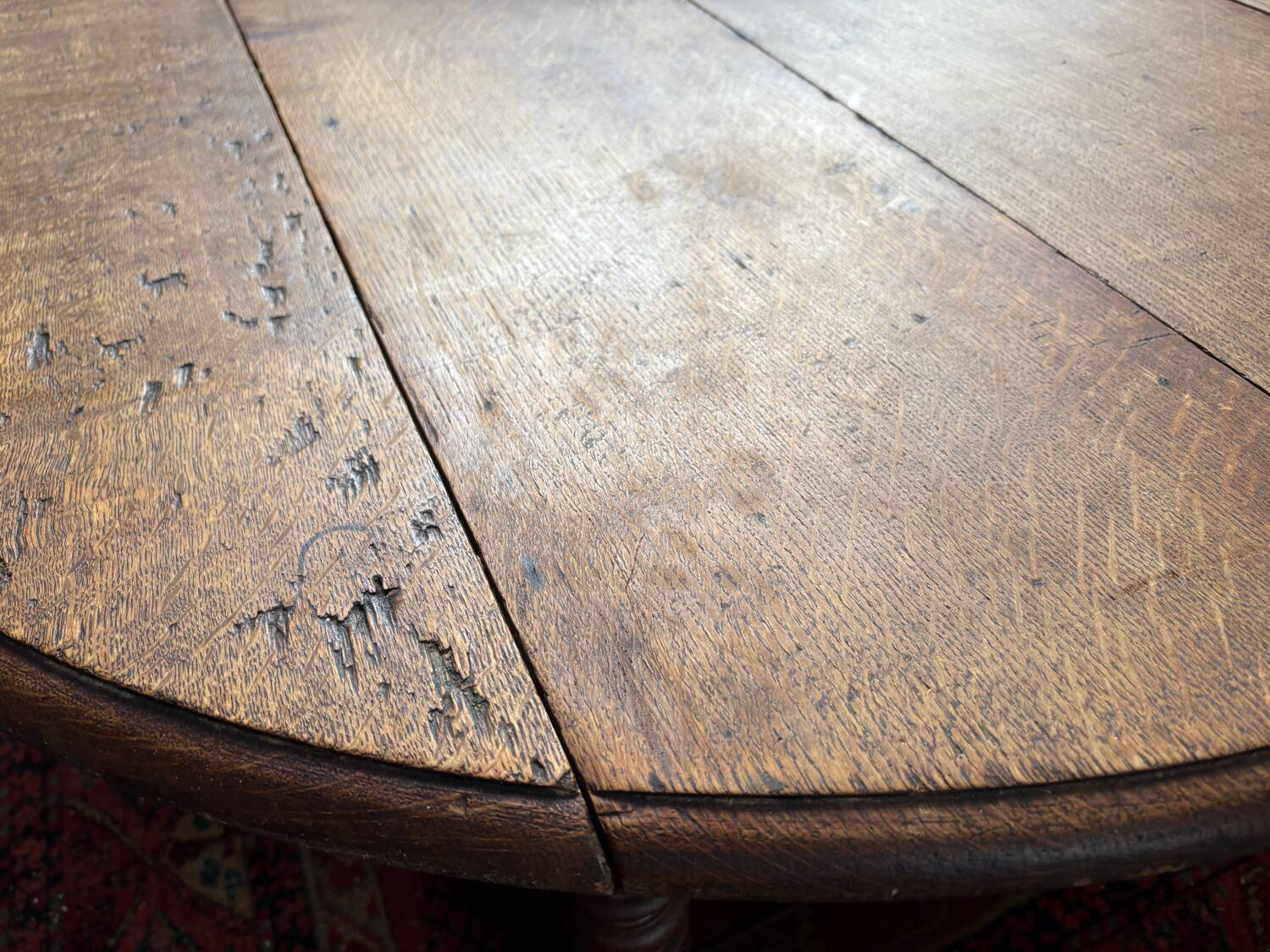 Round oak coffee table with drop leaves and turned legs