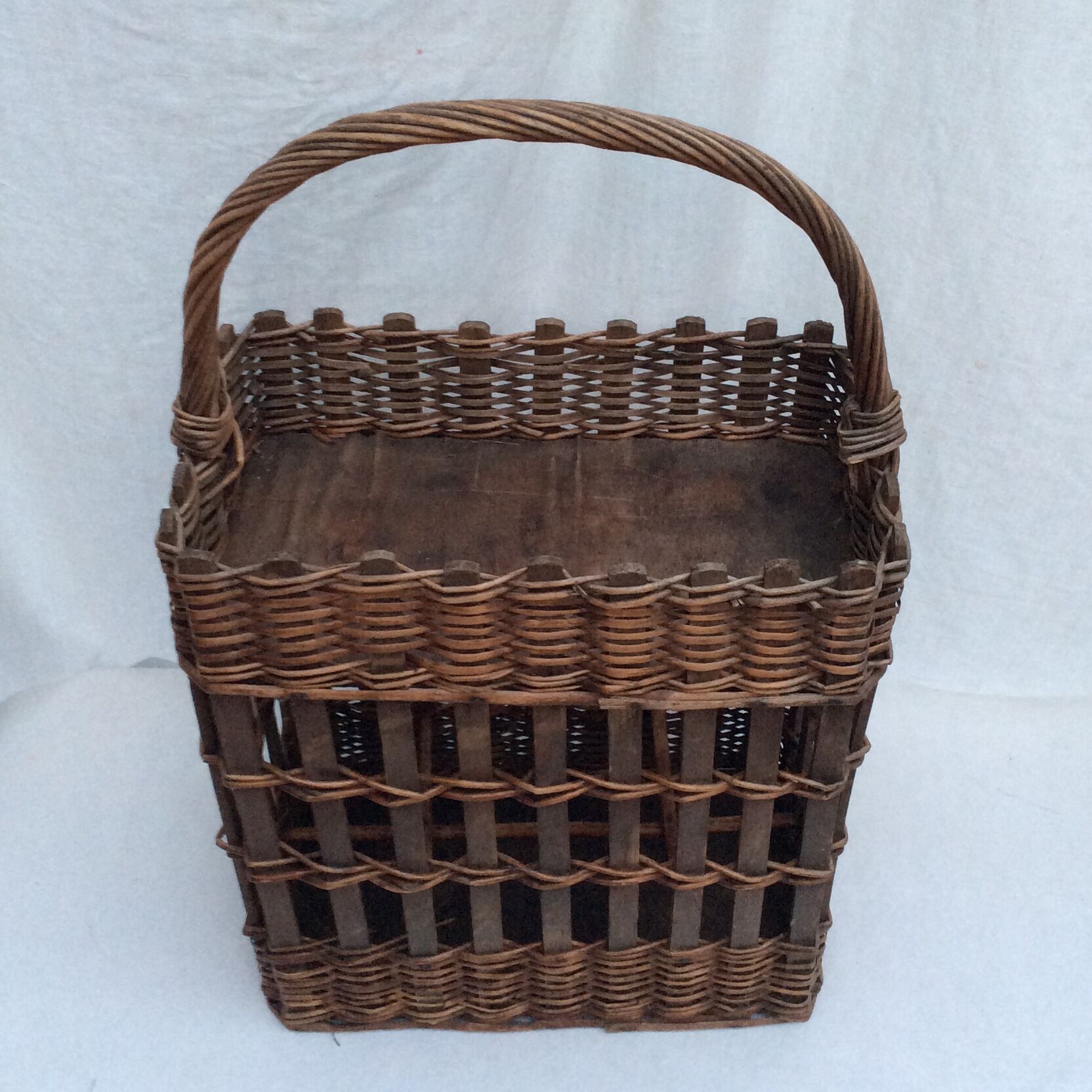 Portable wicker bar