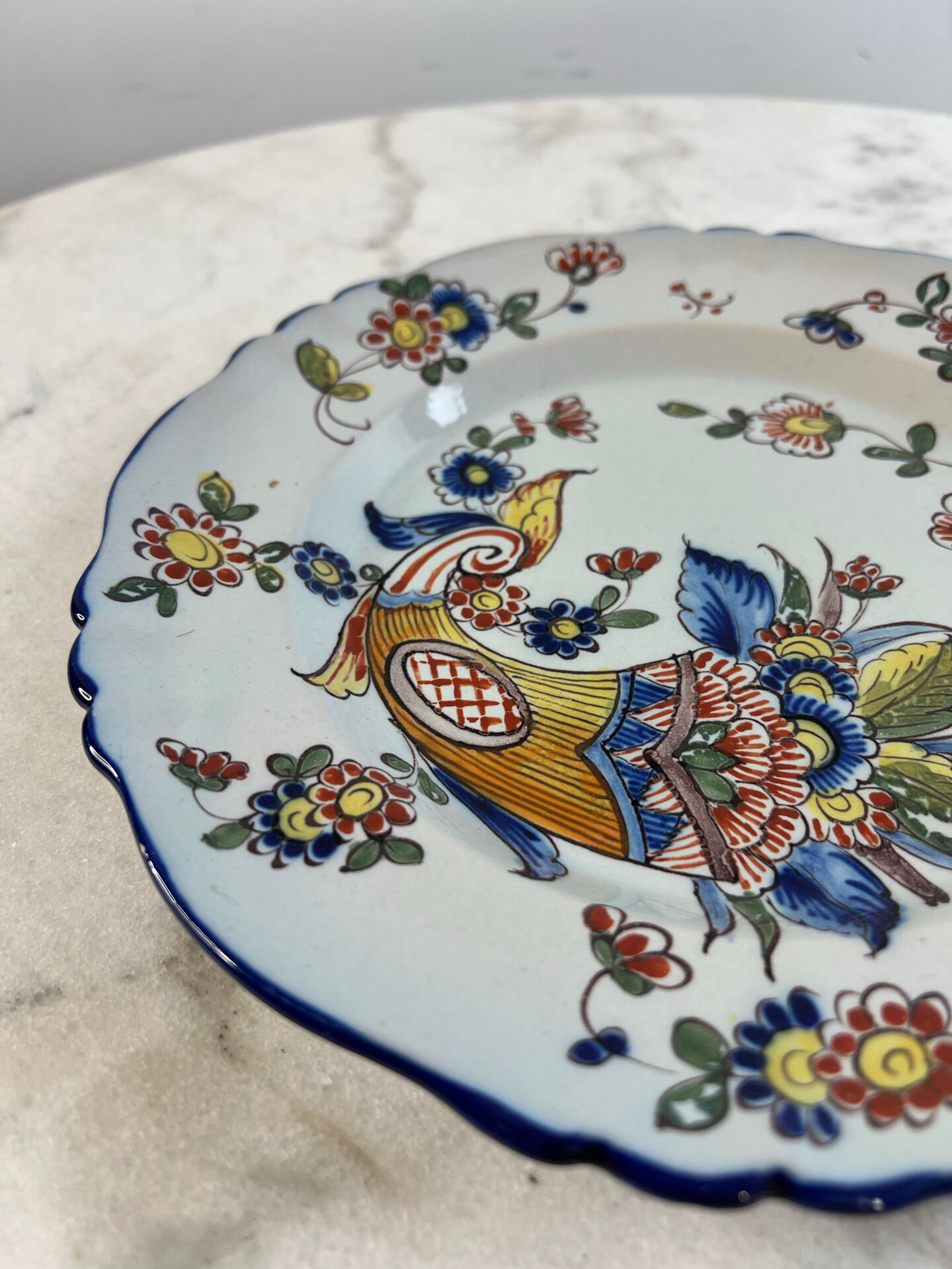 Flat plate in earthenware with polychrome decoration in Rouen style