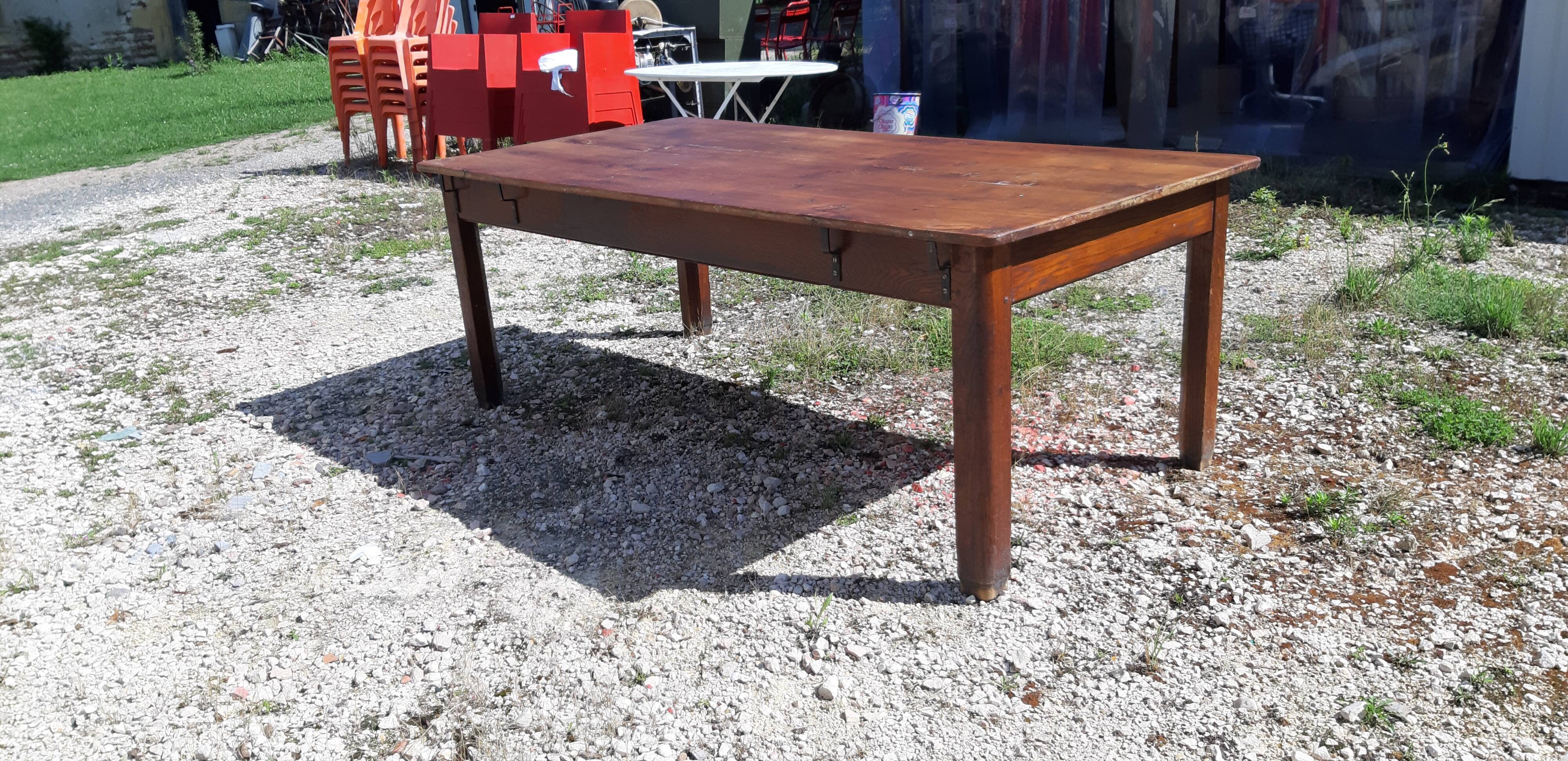 Country farm table in pine