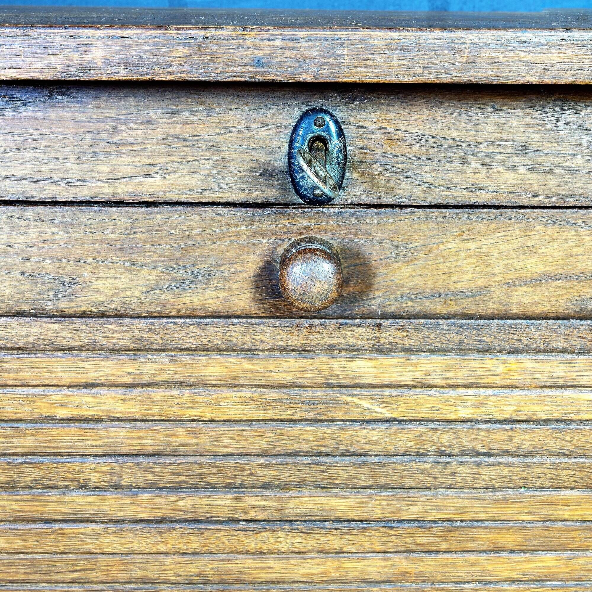 Classeur vintage avec deux portes à roulettes