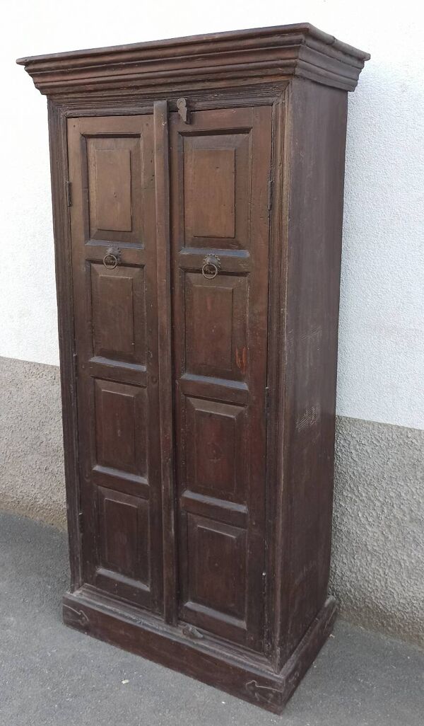 Ancienne armoire en bois foncée