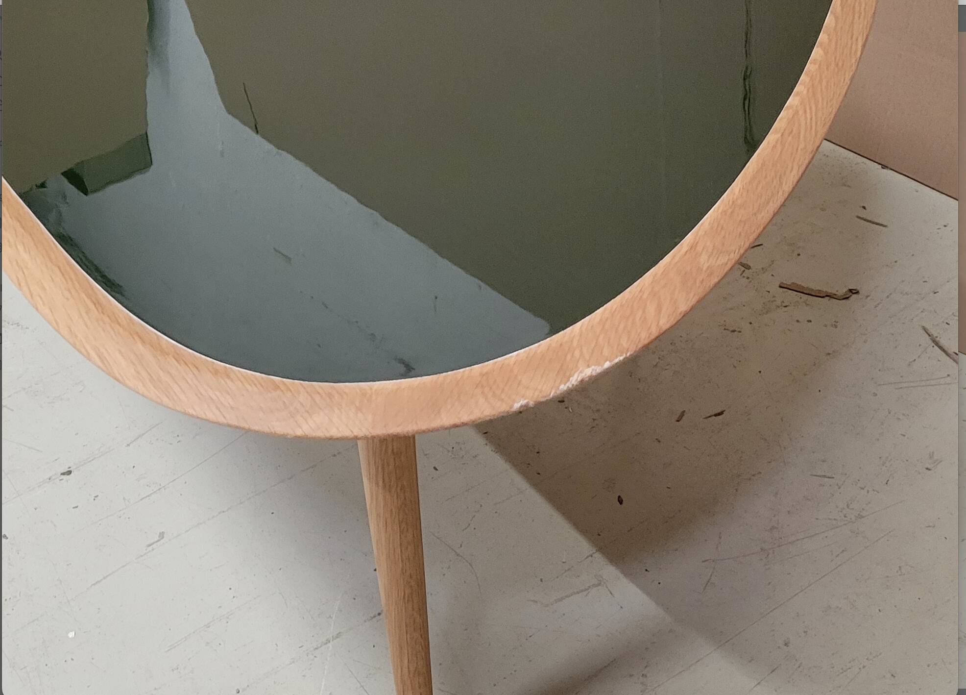 Table basse style années 50 , laque et bois.  marque red edition