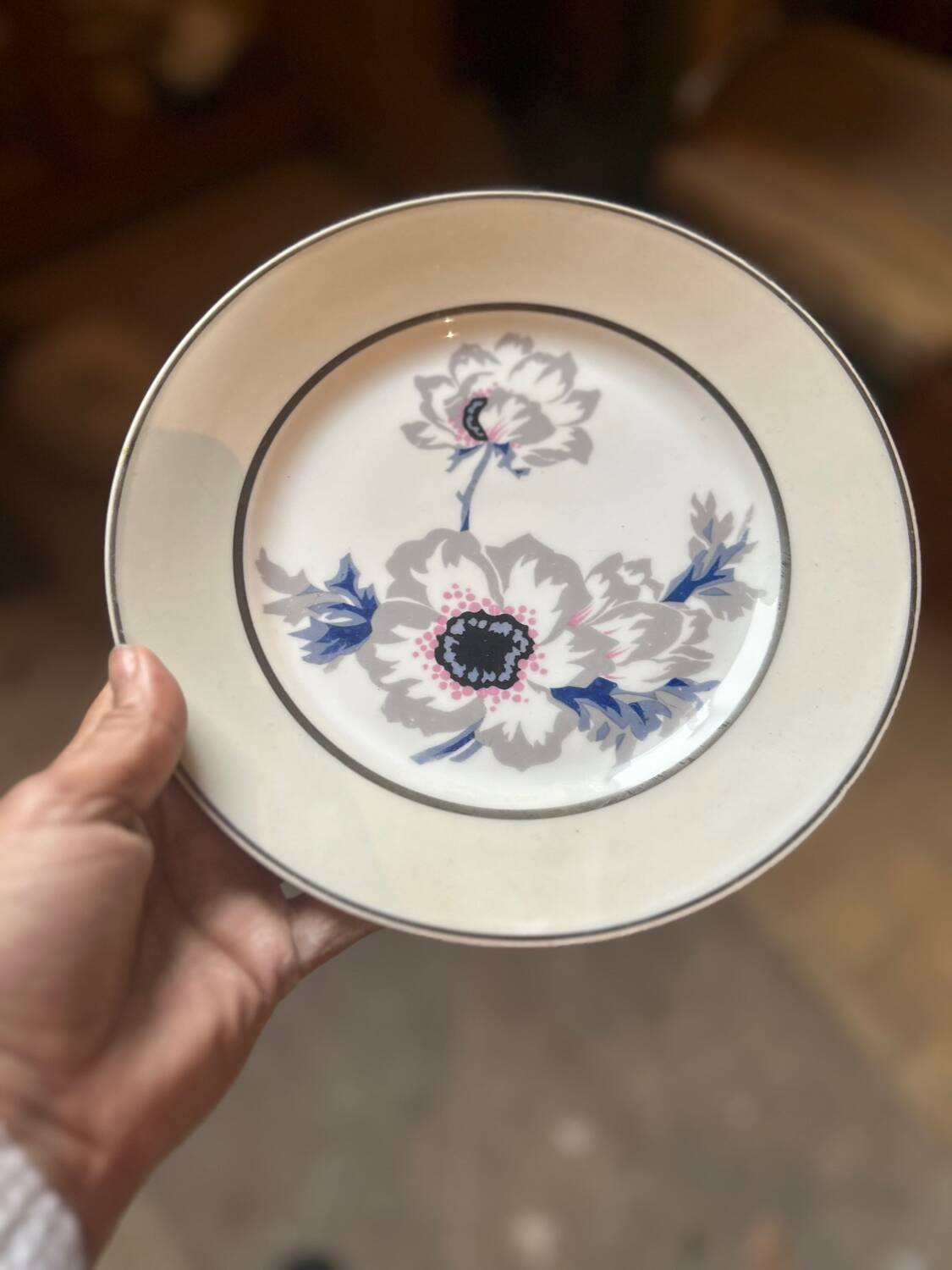 Série de 12 assiettes plates en porcelaine aux anémones
