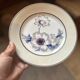 Série de 12 assiettes plates en porcelaine aux anémones