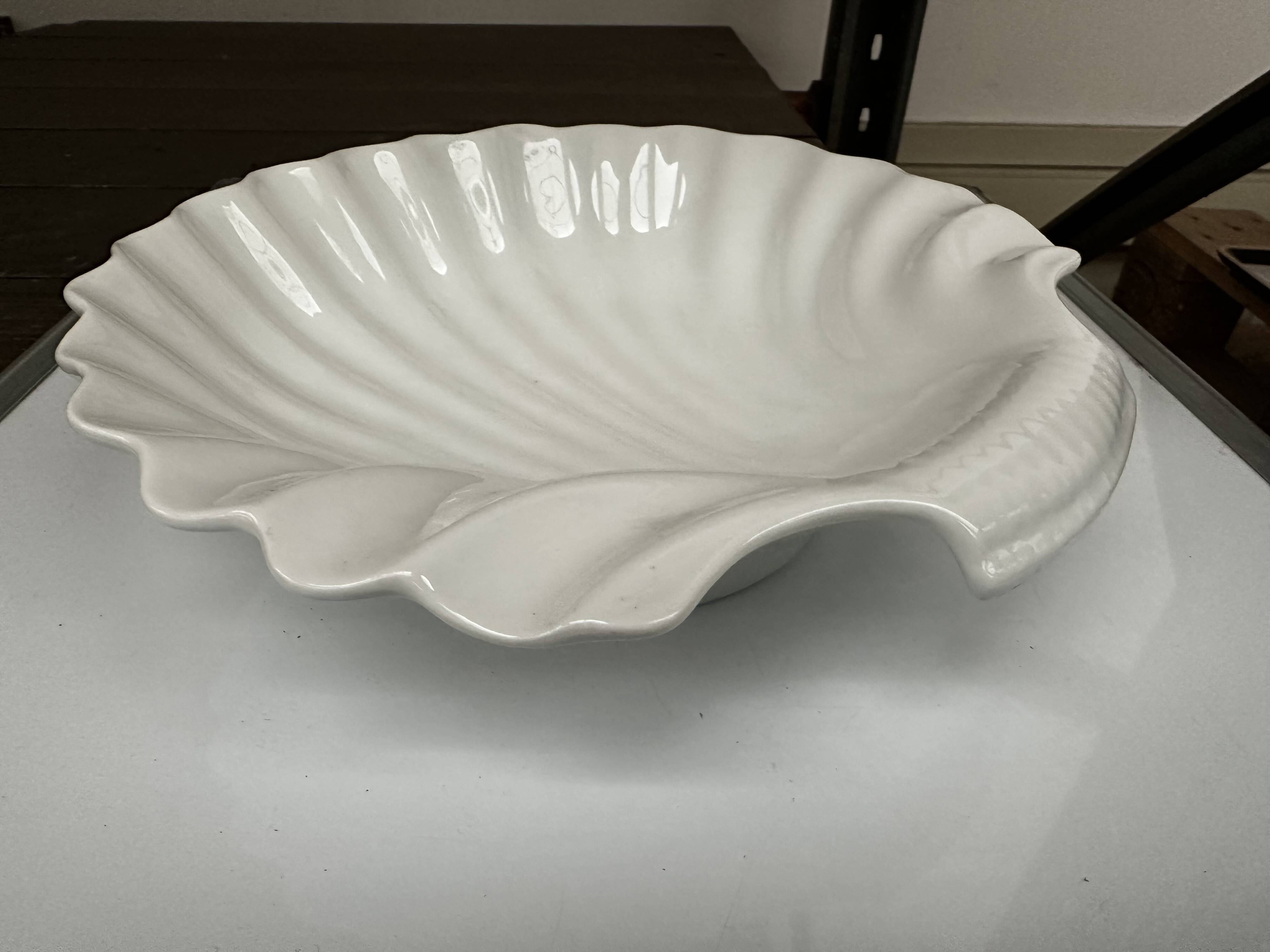 Vintage shell-shaped white earthenware dish d 27 cm / h 7 cm