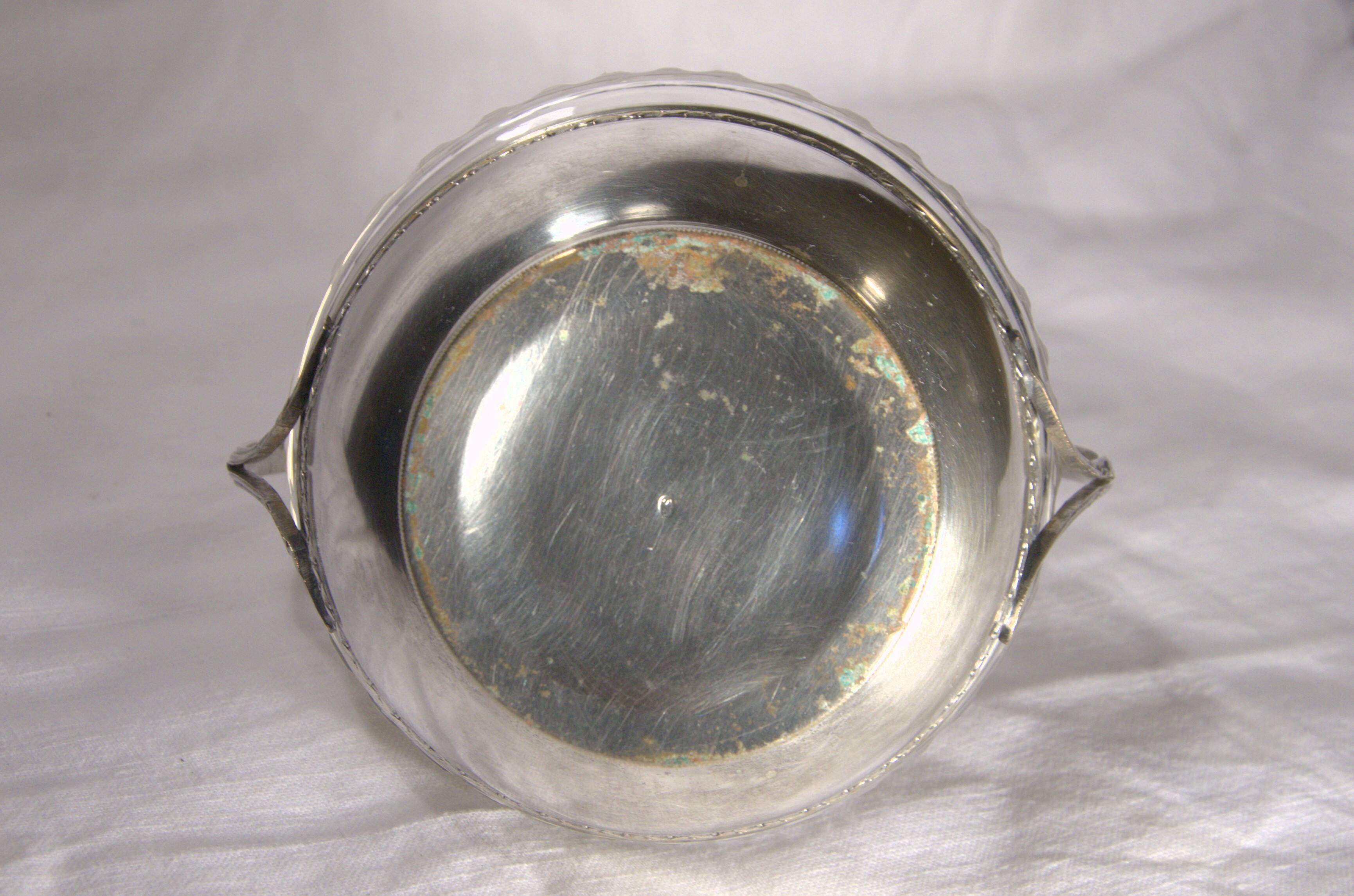 Small cut glass bowl with a handle in silver-plated metal, 13x14cm, early 20th century.