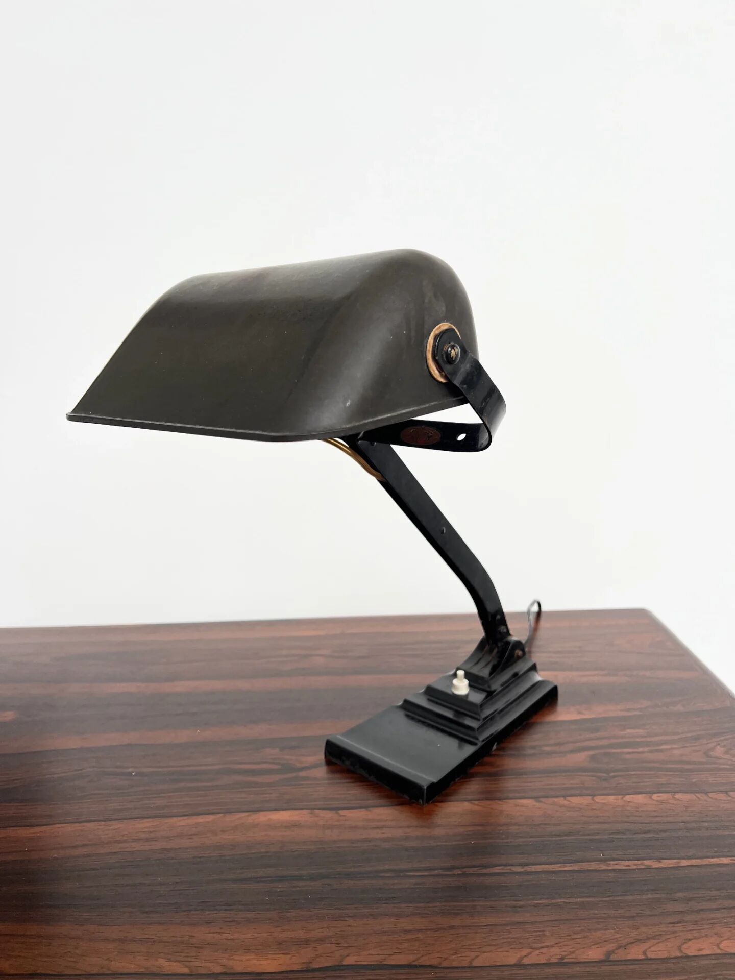Lampe de bureau articulée ERPE — Métal noir et bakélite, Belgique, années 30-40