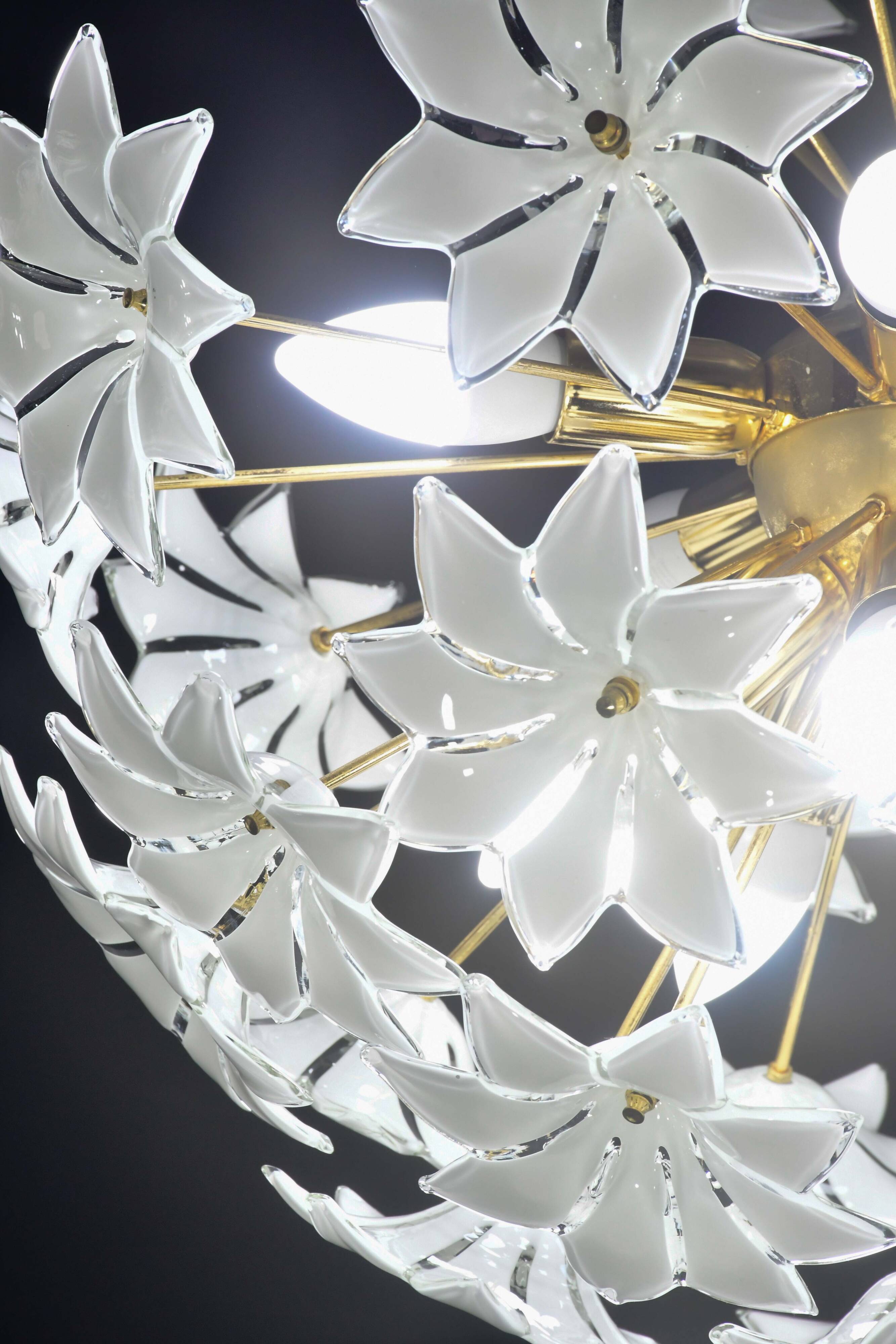 Magnifique lustre Sputnik en verre de Murano blanc orné de fleurs, années 1980