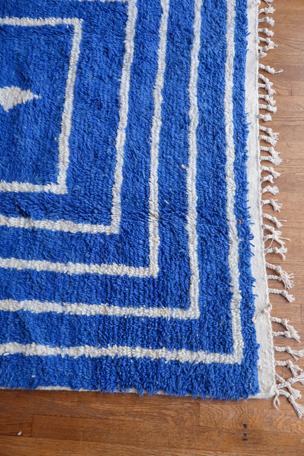 Klein blue and white Moroccan Berber rug
