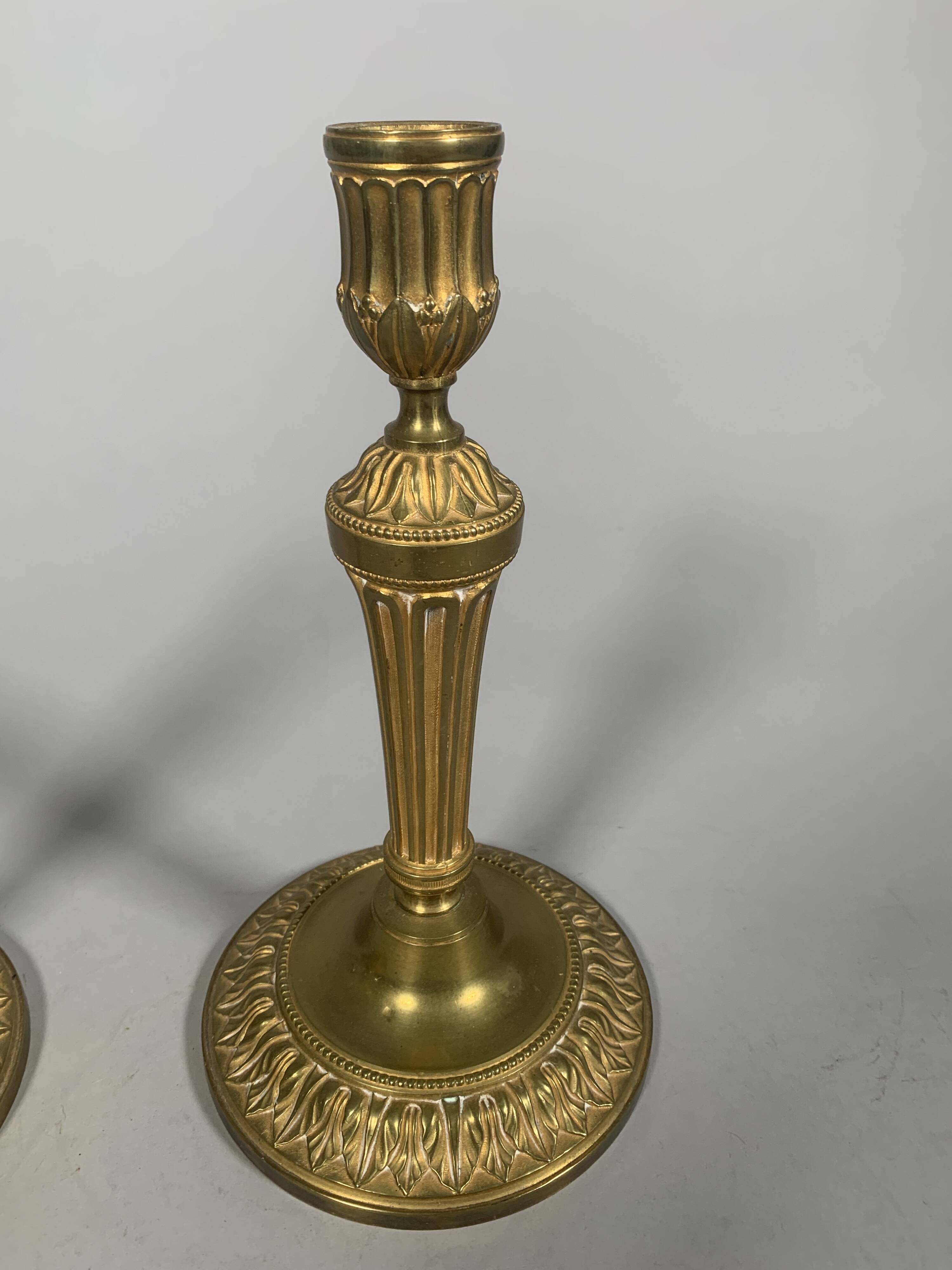 Paire de bougeoirs  Louis XVI En Bronze Ciselé Et Doré.