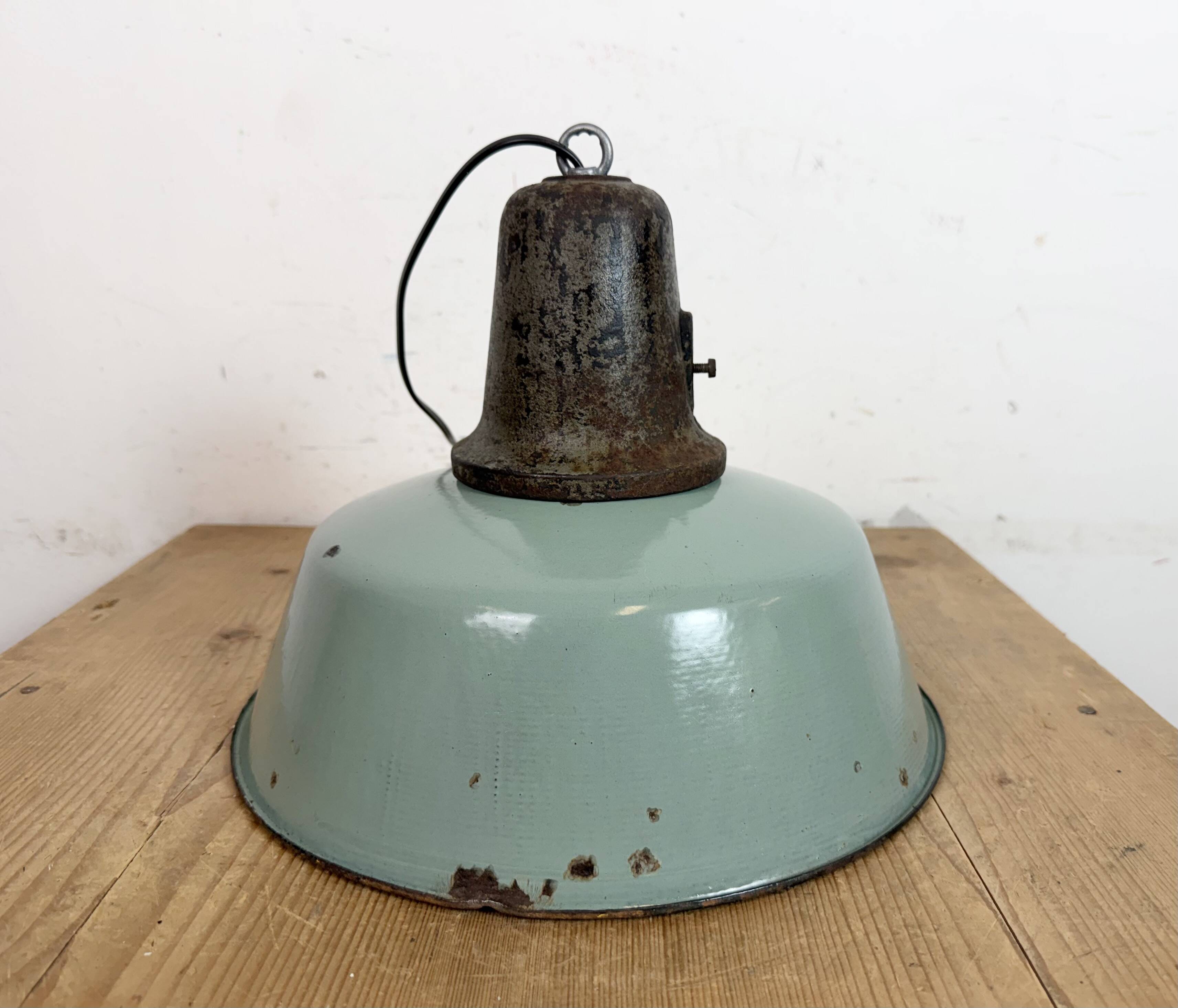 Lampe d'usine industrielle en émail à pétrole avec dessus en fonte, années 1960