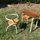 Fauteuil et bureau d’écolier