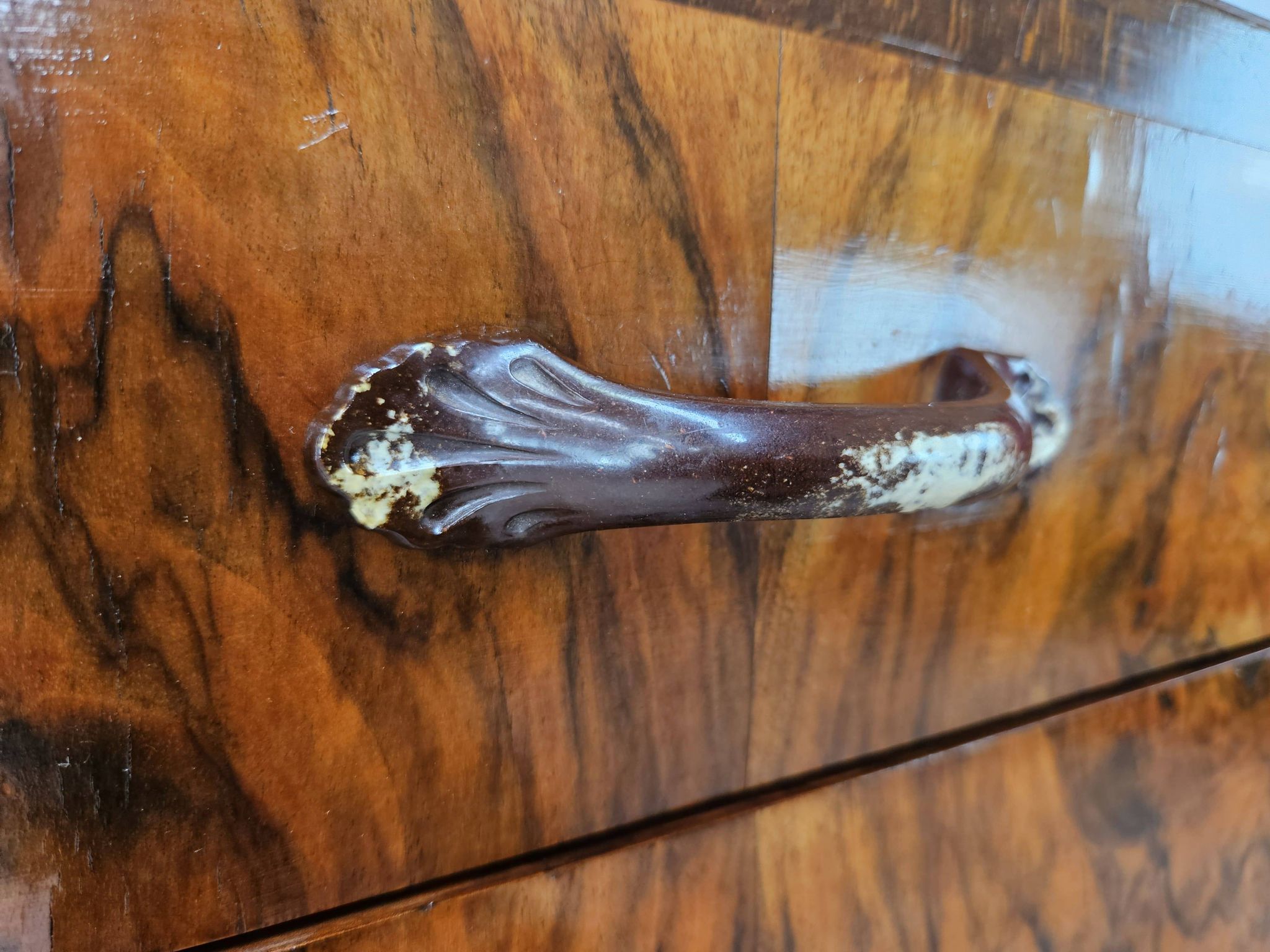 Art Decò chest of drawers from the 1940s in mahogany and briar