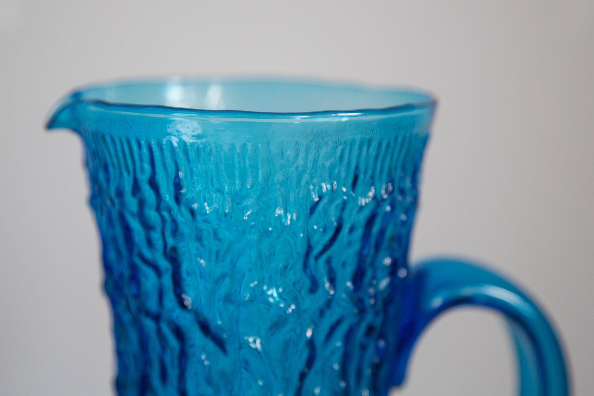 Pichet d'eau ou de jus en verre bleu du milieu du XXe siècle