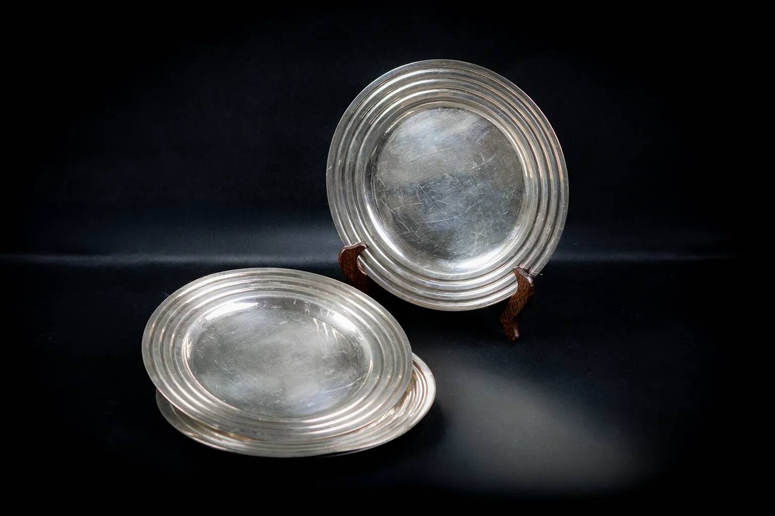 4 Assiettes Art Déco métal argenté – Christofle, Ondulations par Luc Lanel