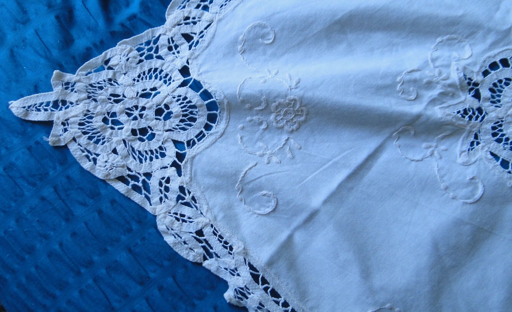 Nappe a the ou surnaple ancienne broderie richelieu