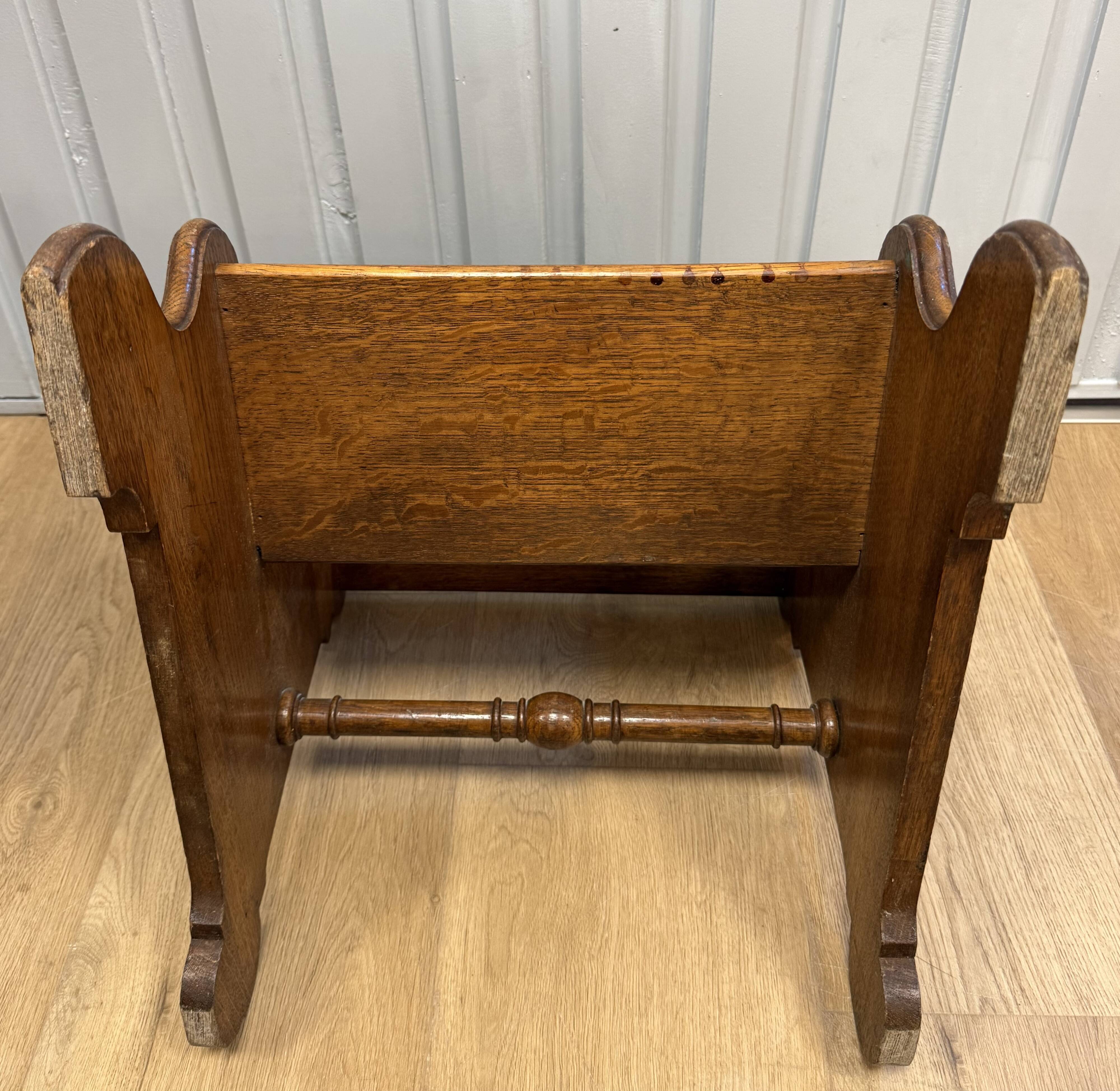 Small library step stool in oak from the 19th century.