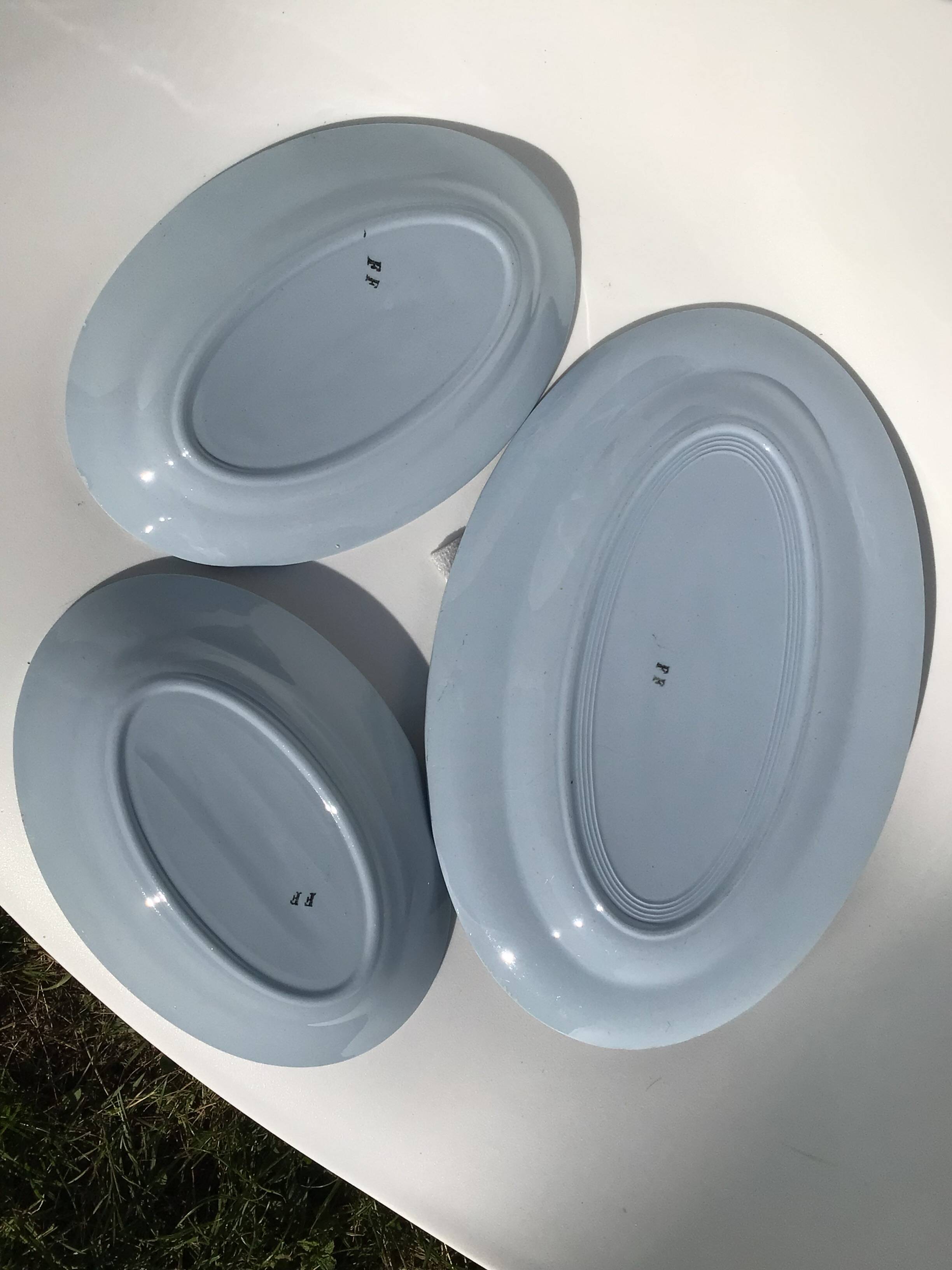 Plat ovale et deux ramequins assortis 50’s ciel