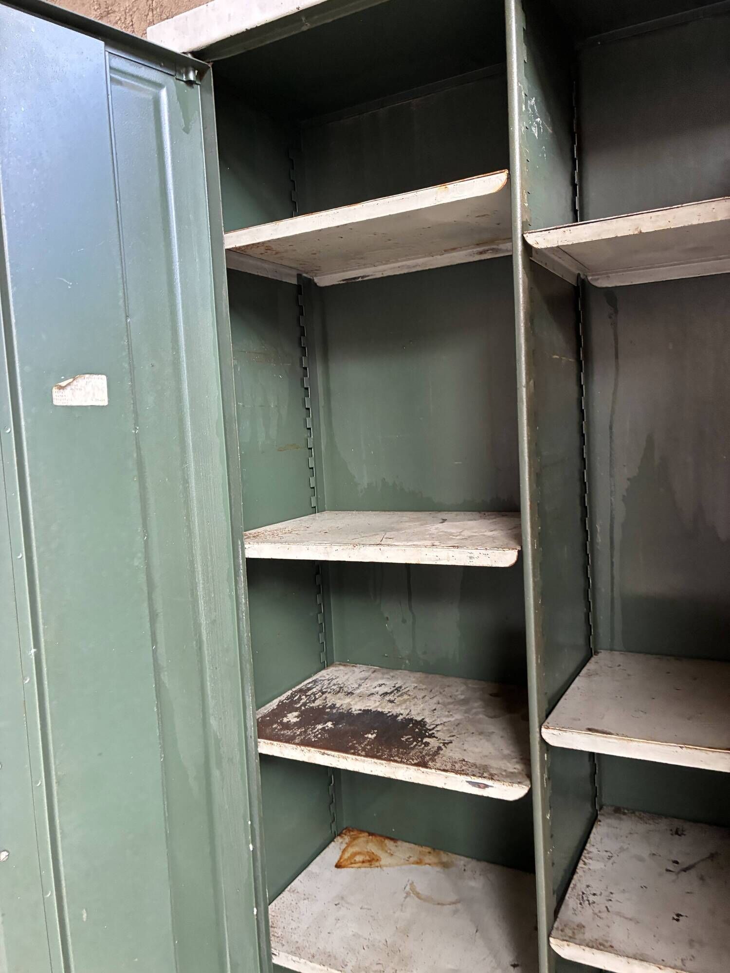 Armoire industrielle d’atelier en métal riveté - vintage 1960