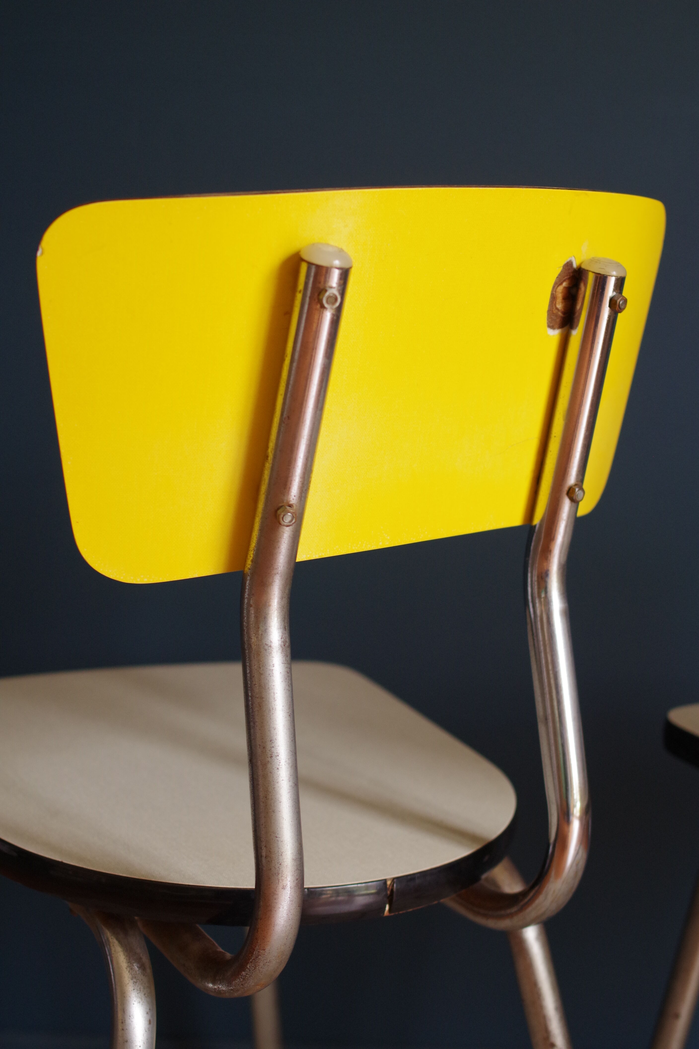 Série de 4 chaises en formica  bicolore jaune et blanc chiné