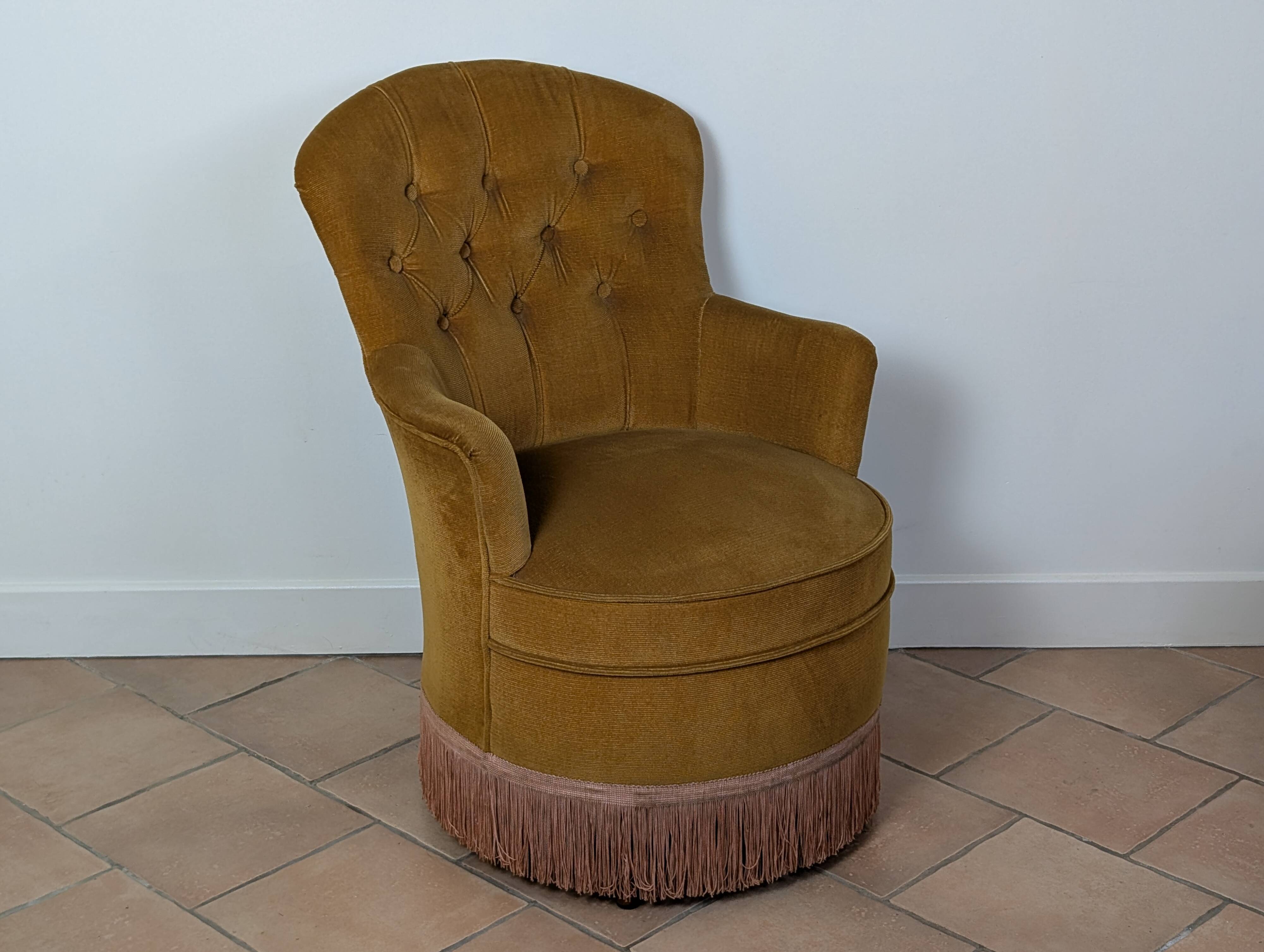 Velvet frog armchair