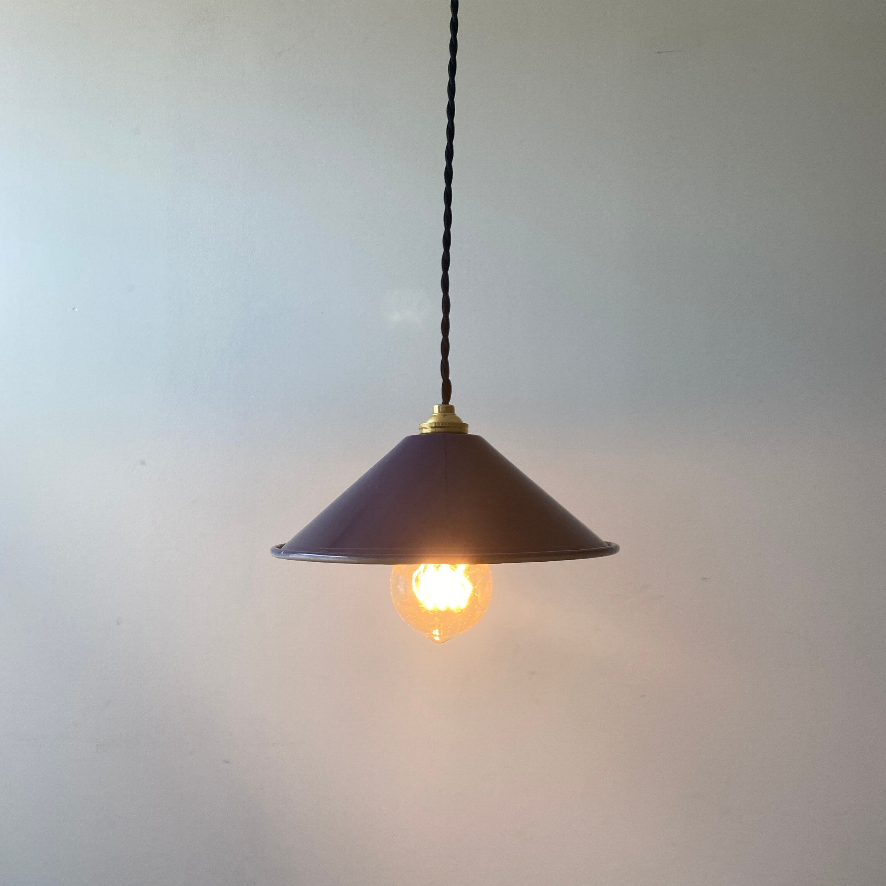 Lot 2 conical enamelled suspensions