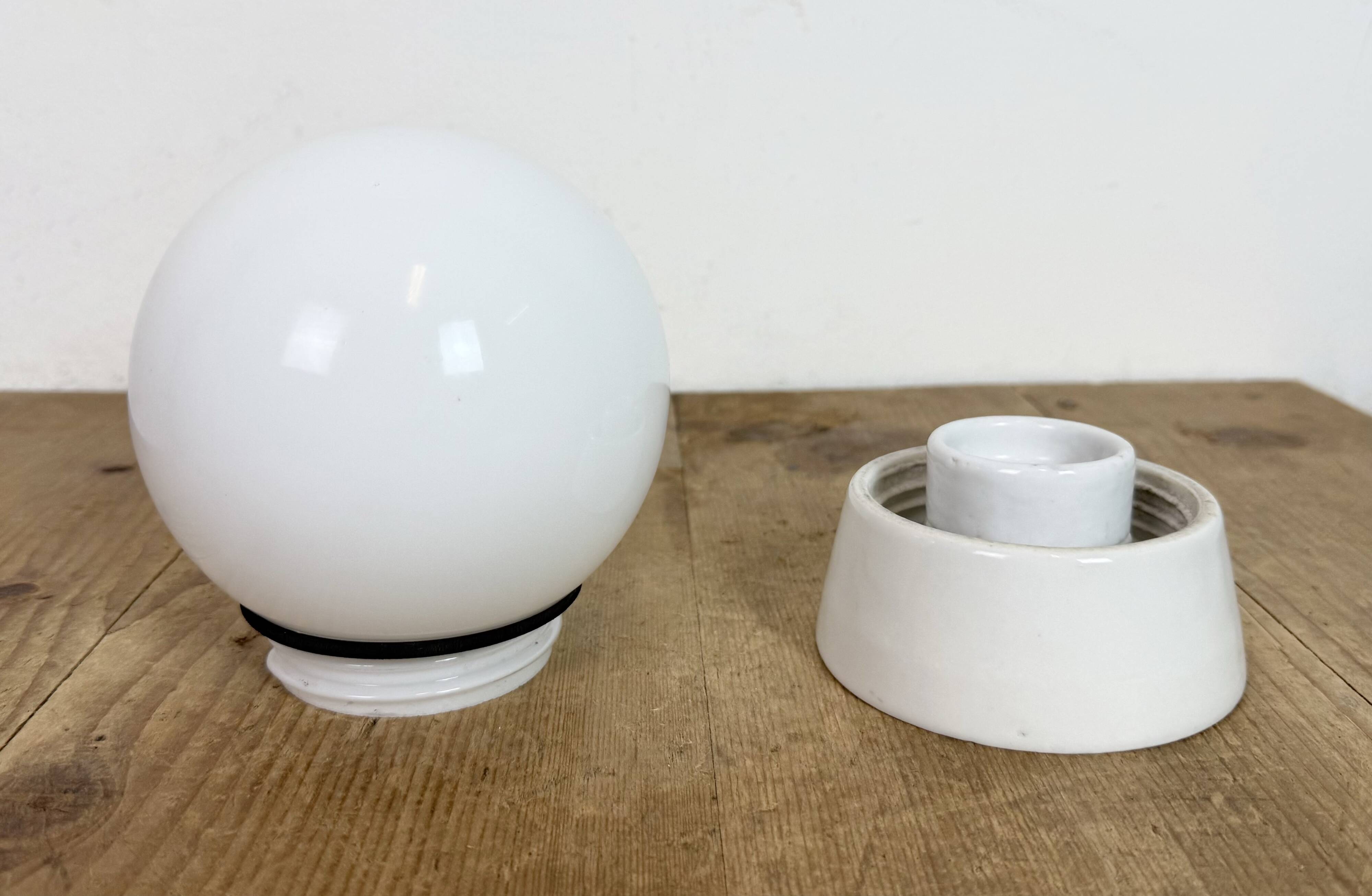 Lustre en porcelaine blanche vintage, années 1970