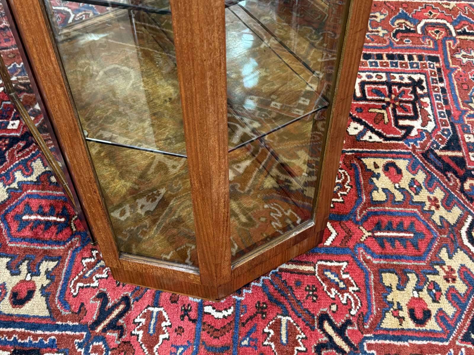 Vitrine Art déco en acajou, palissandre et dessus marbre blanc