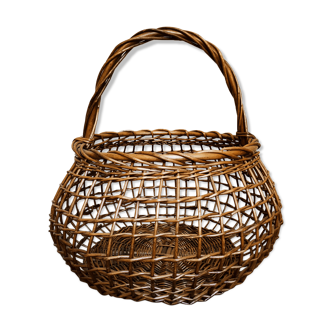 Openwork basket in willow rush