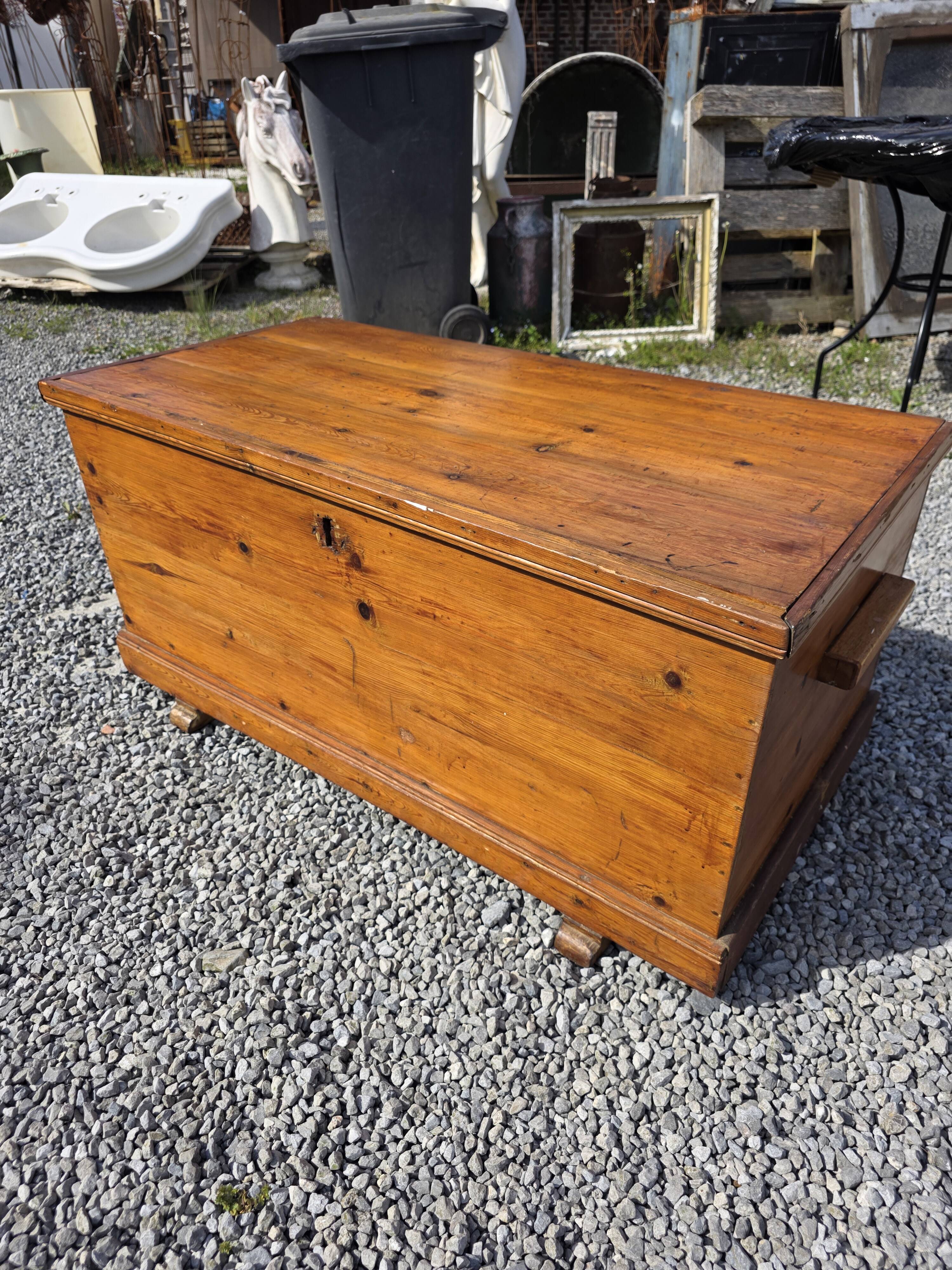Coffre de metier ancien en sapin
