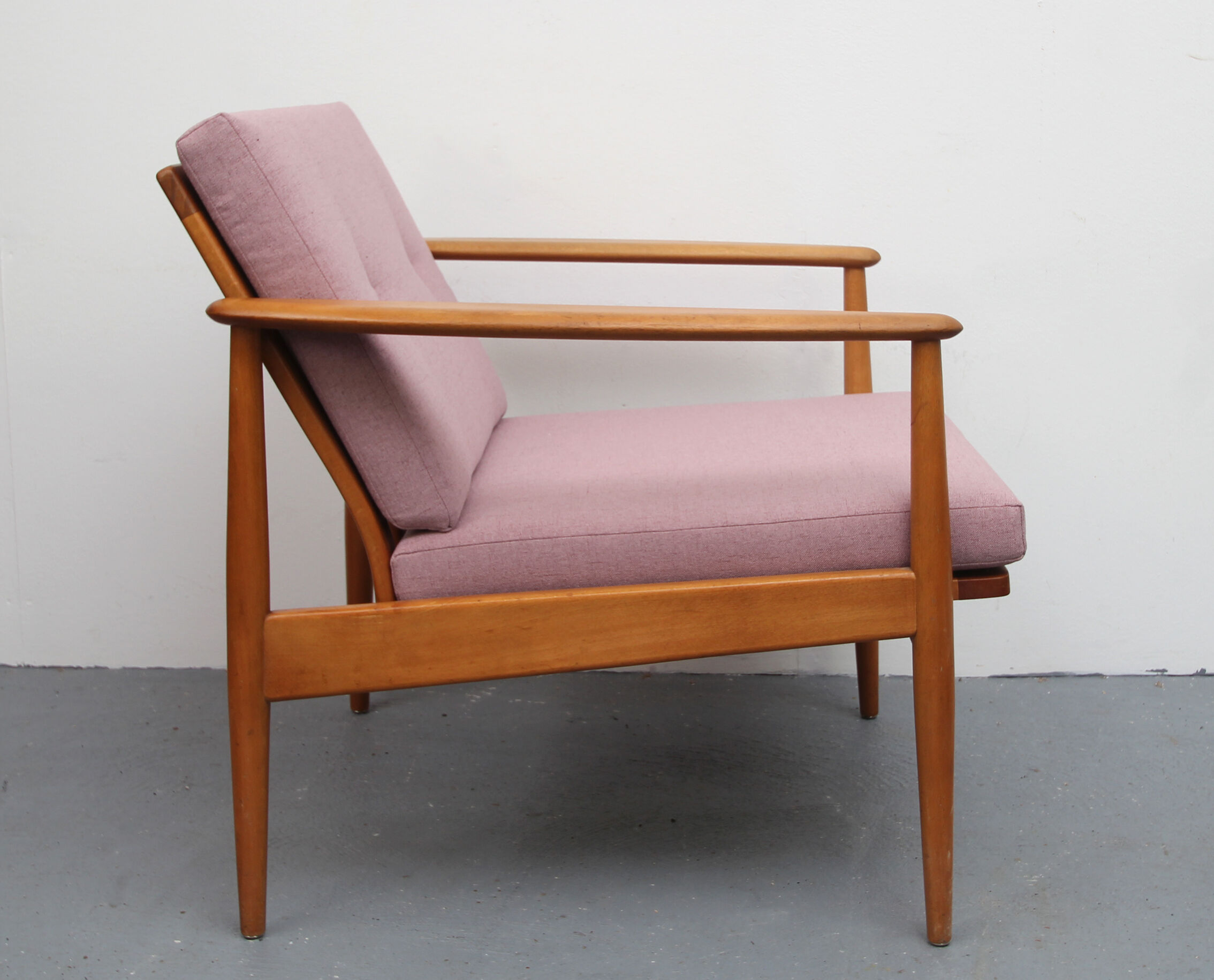 Scandinavian pink armchair in beech wood - 1960s
