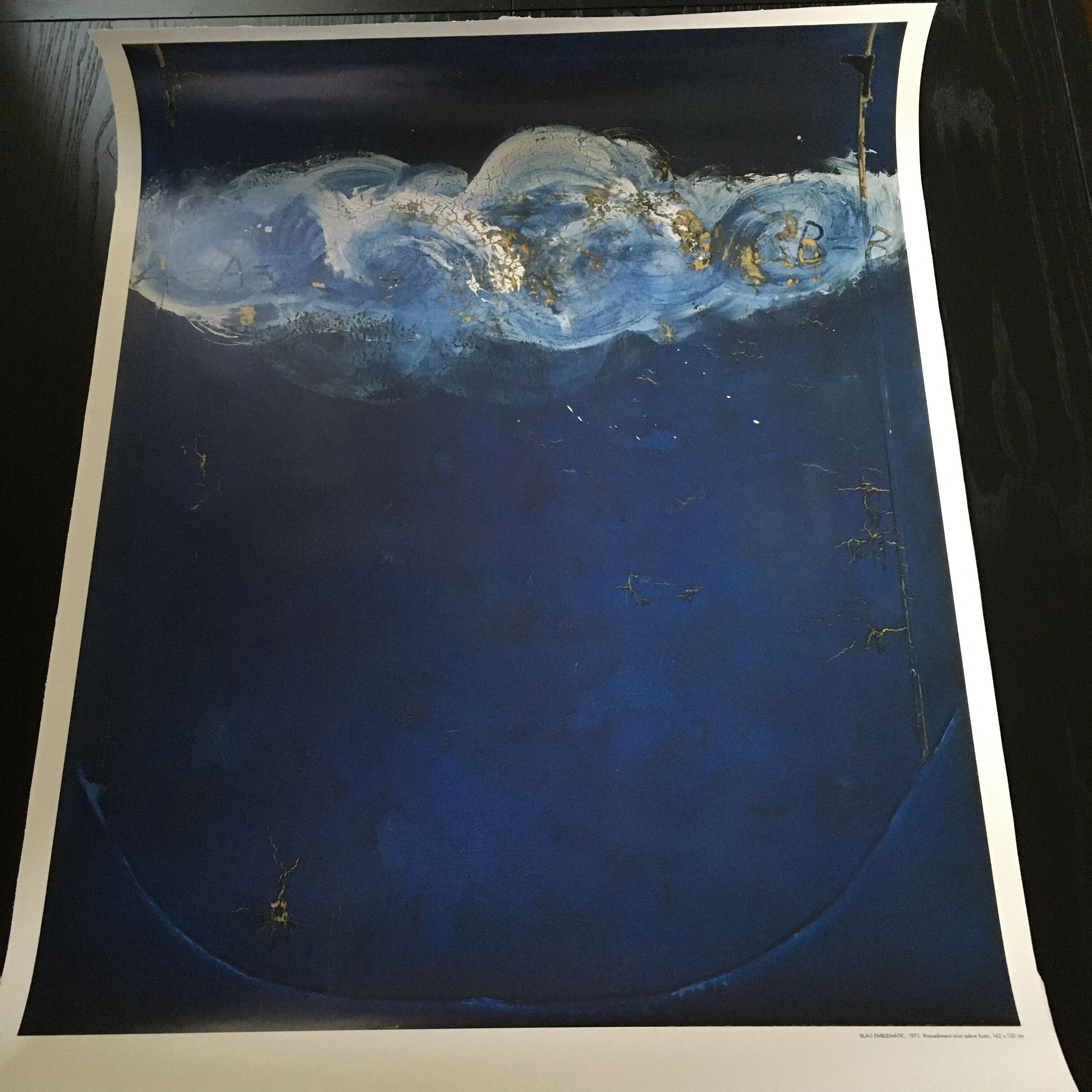 Affiche tapies bleu emblématique