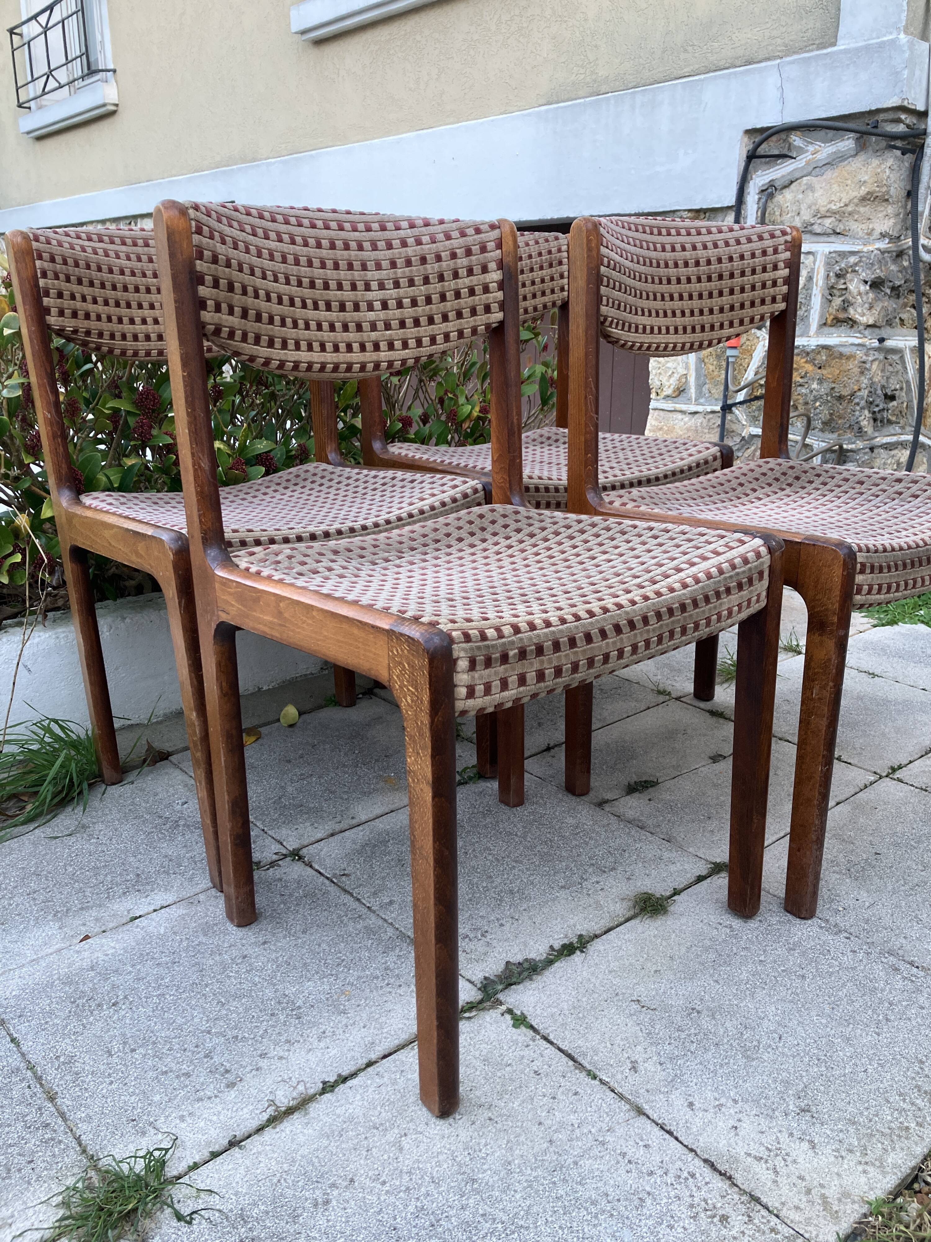 Extendable round dining table and 4 Baumann chairs.