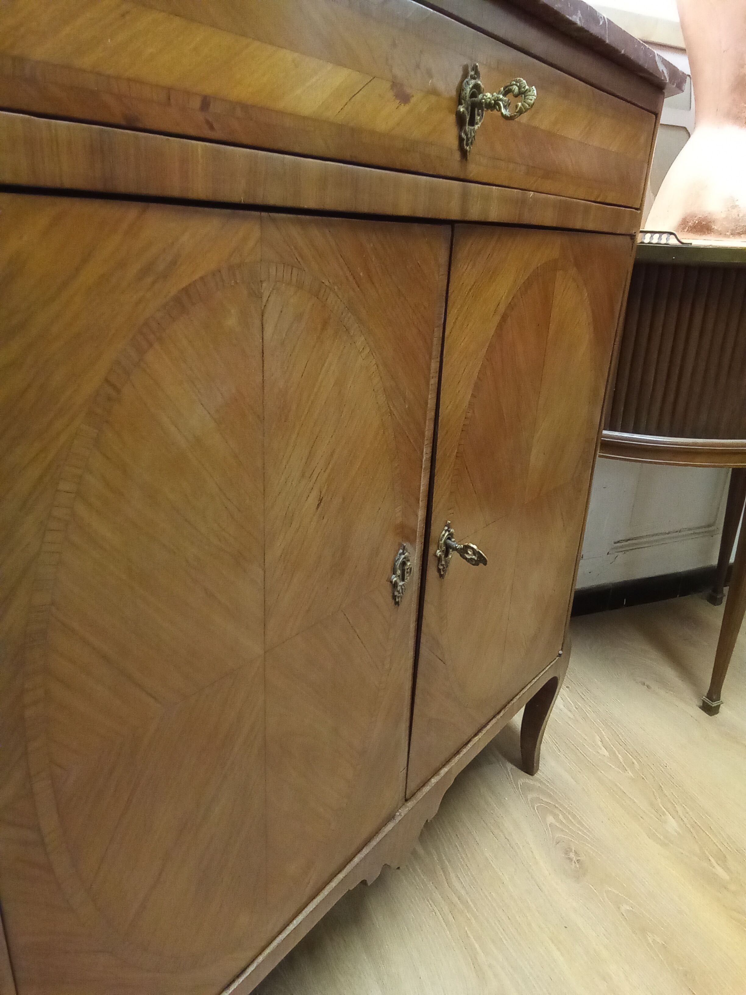 Commodity in rosewood veneer