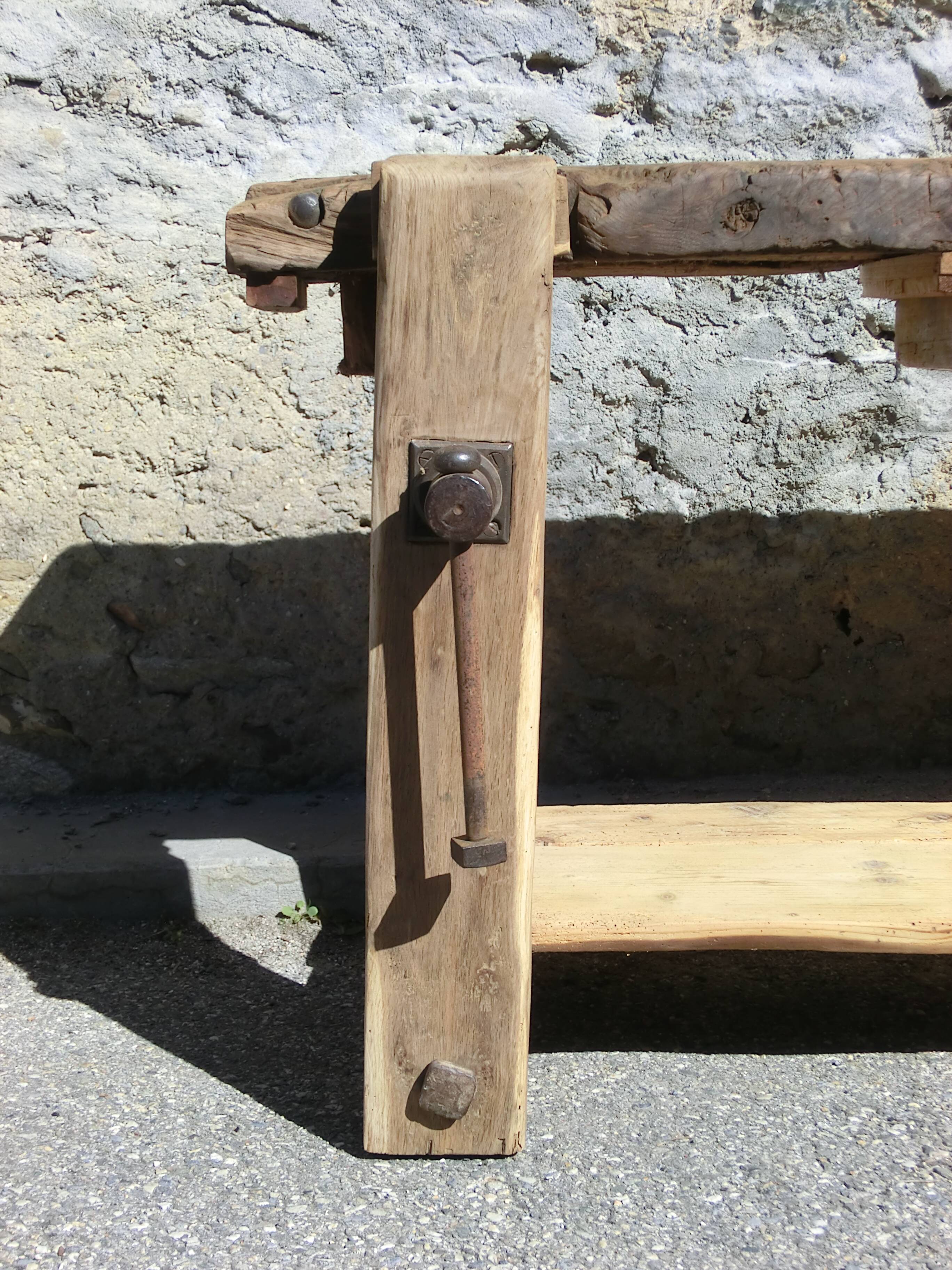Very old oak carpenter's workbench - A charming piece of trade furniture.