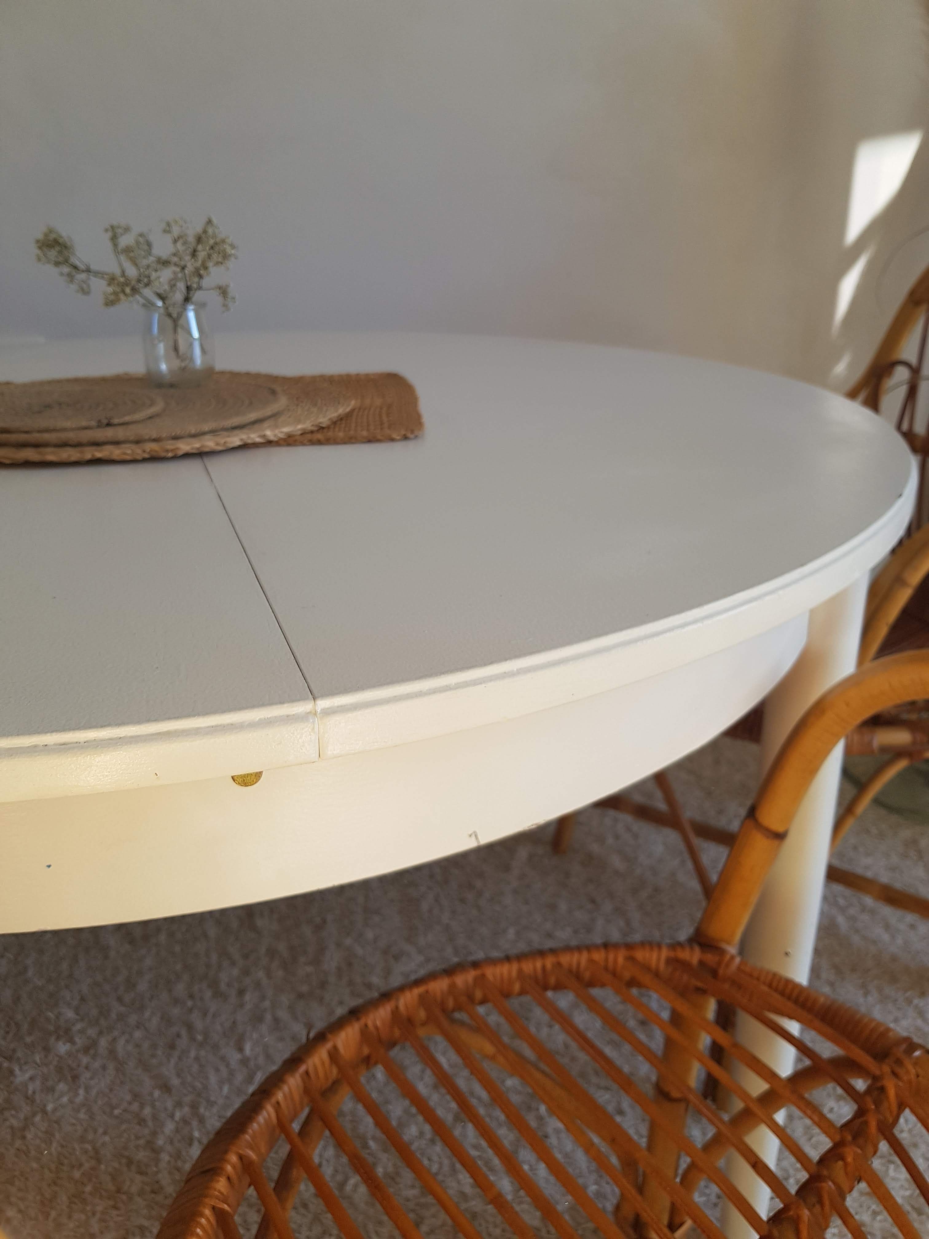 Scandinavian extendable table with butterfly extensions