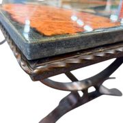Table basse vintage en pierre avec cadre en fonte