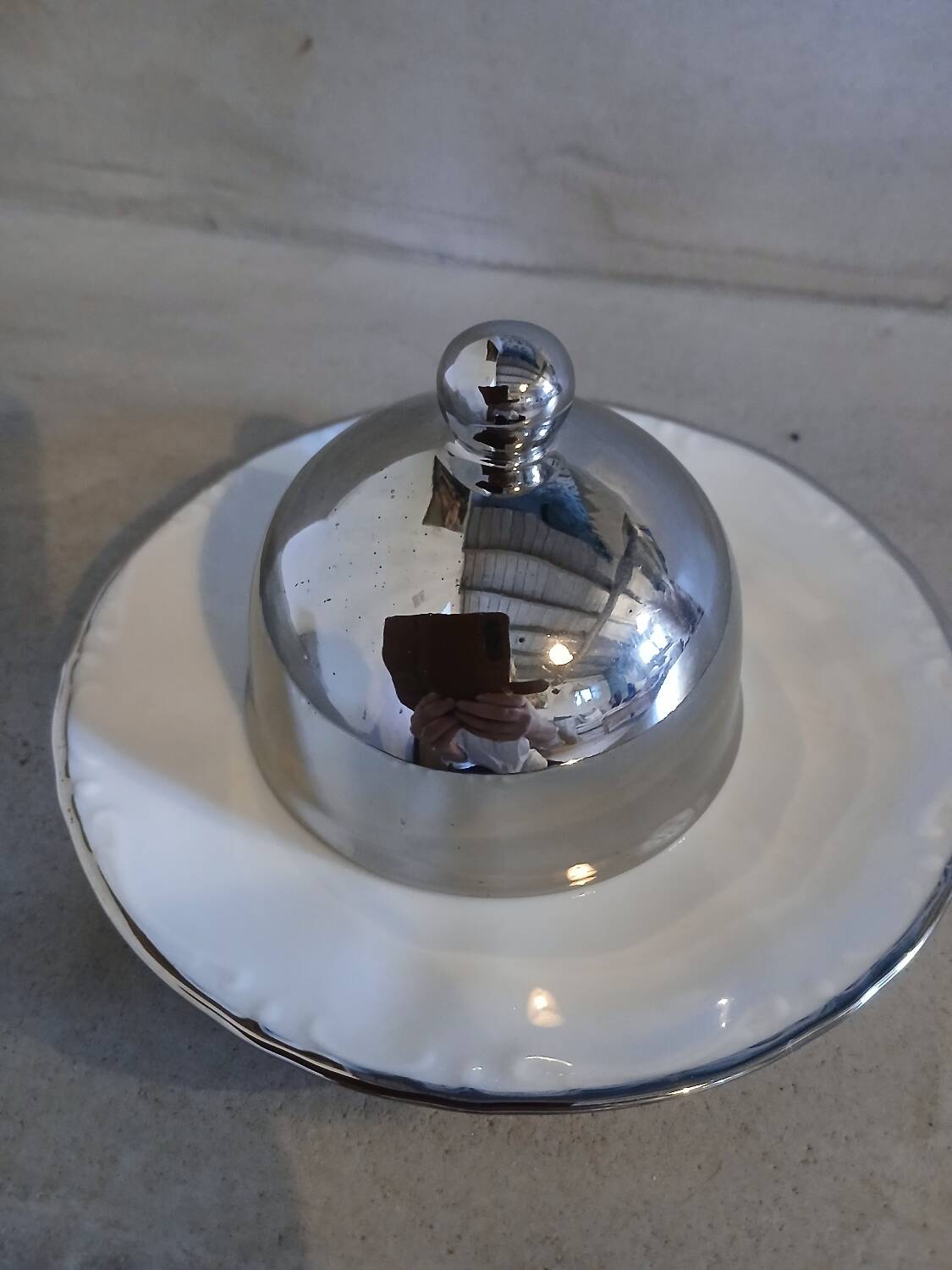 Individual porcelain butter dish