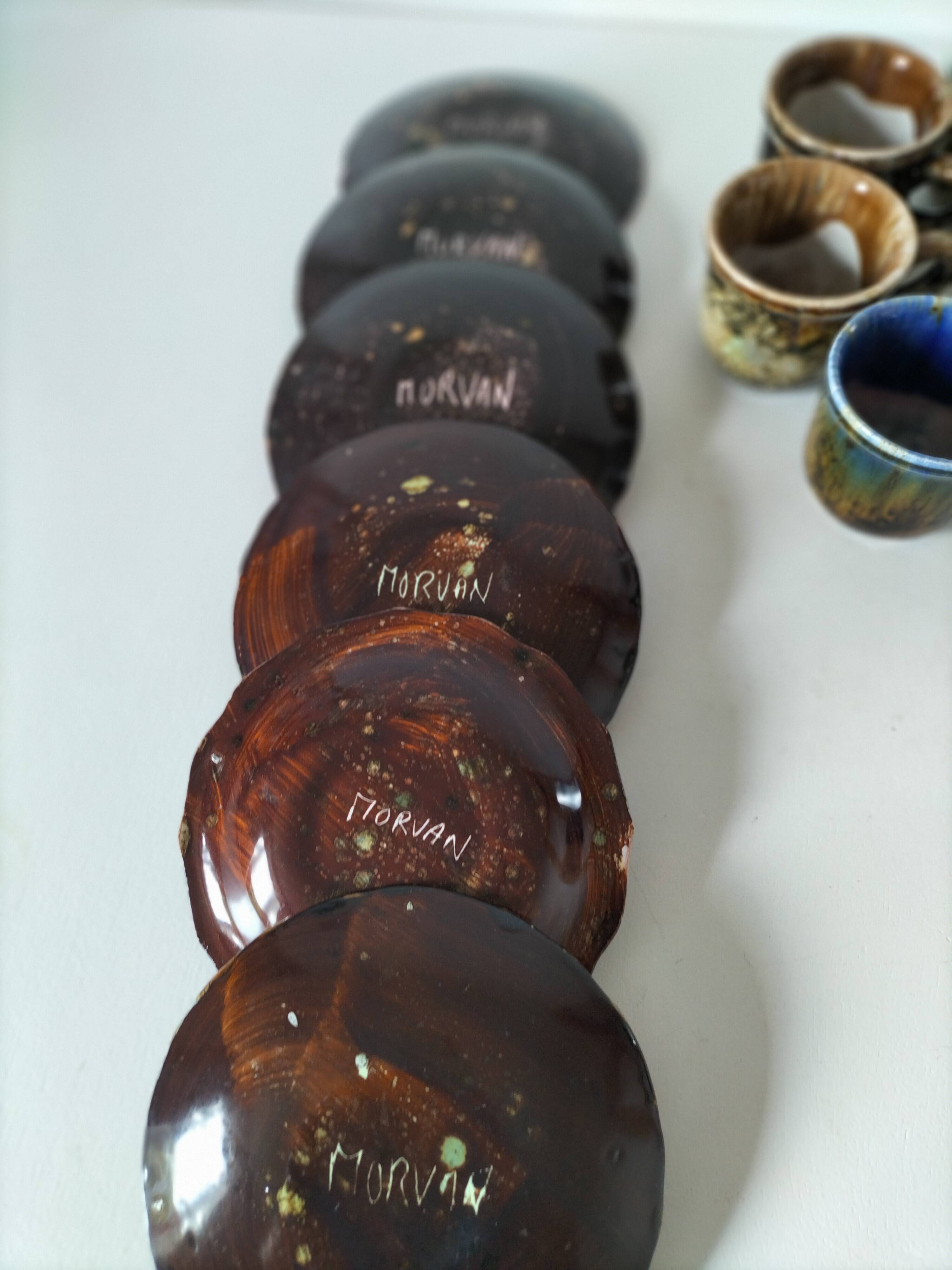 Tasses et soucoupes Morvan en céramique émaillée polychrome