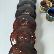 Tasses et soucoupes Morvan en céramique émaillée polychrome
