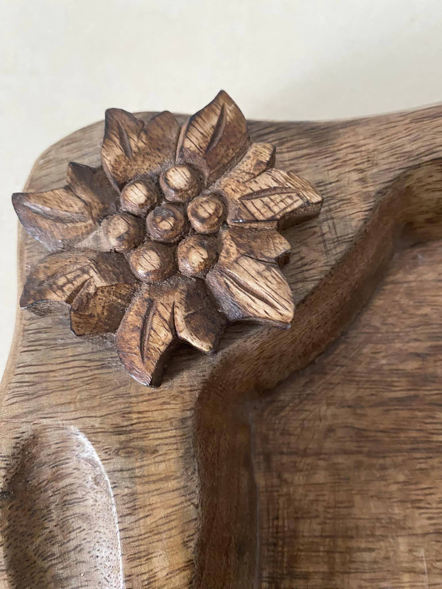 Small tray or pocket emptier in mango wood with carved flowers (edelweiss).