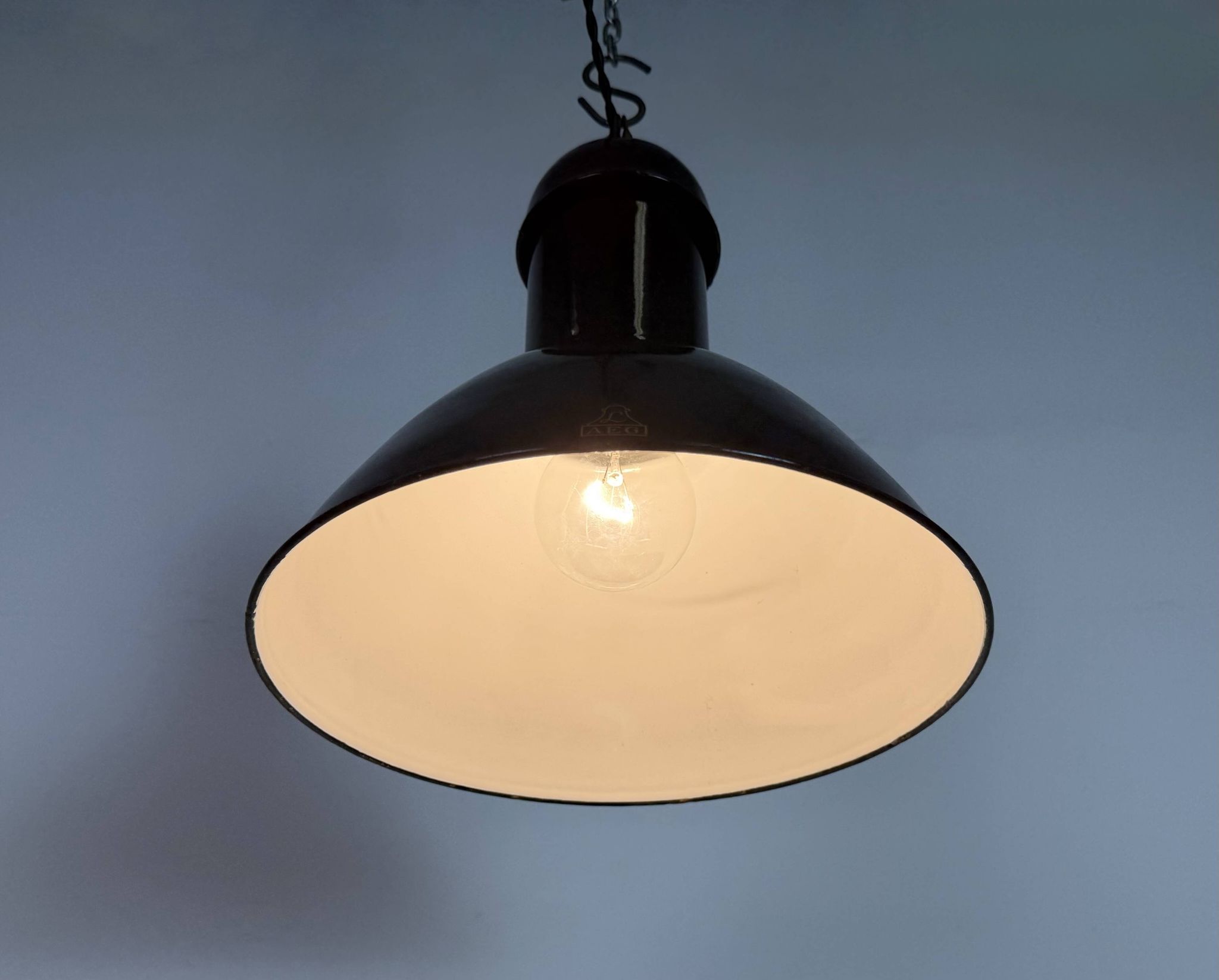 Lampe suspendue industrielle en émail noir de AEG, années 1930