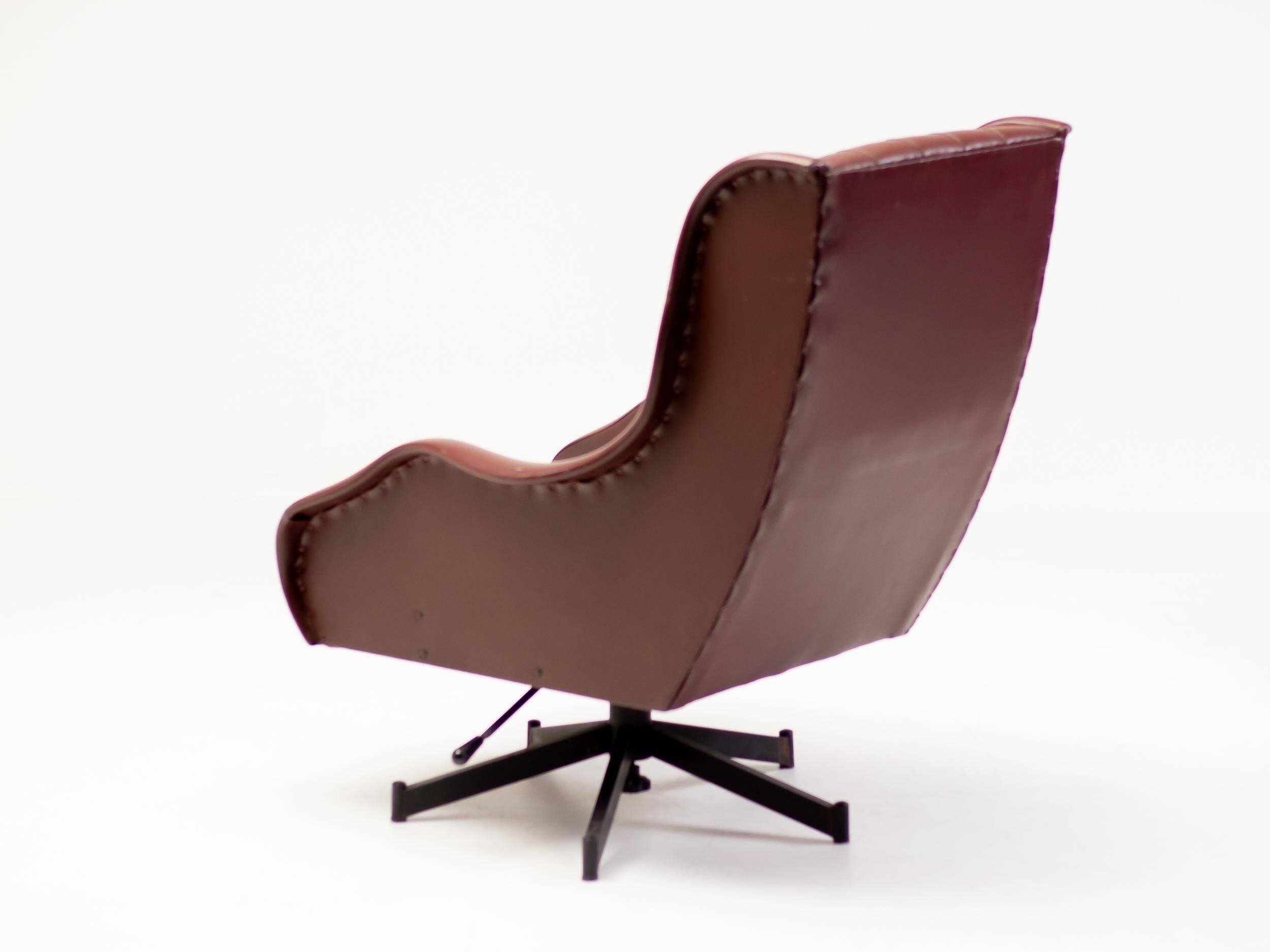 Italian reclining chaise longue from the 1950s in oxblood Naugahyde.