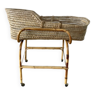 Berceau / couffin amovible en osier sur roulettes en bambou années 1950