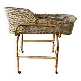 Berceau / couffin amovible en osier sur roulettes en bambou années 1950